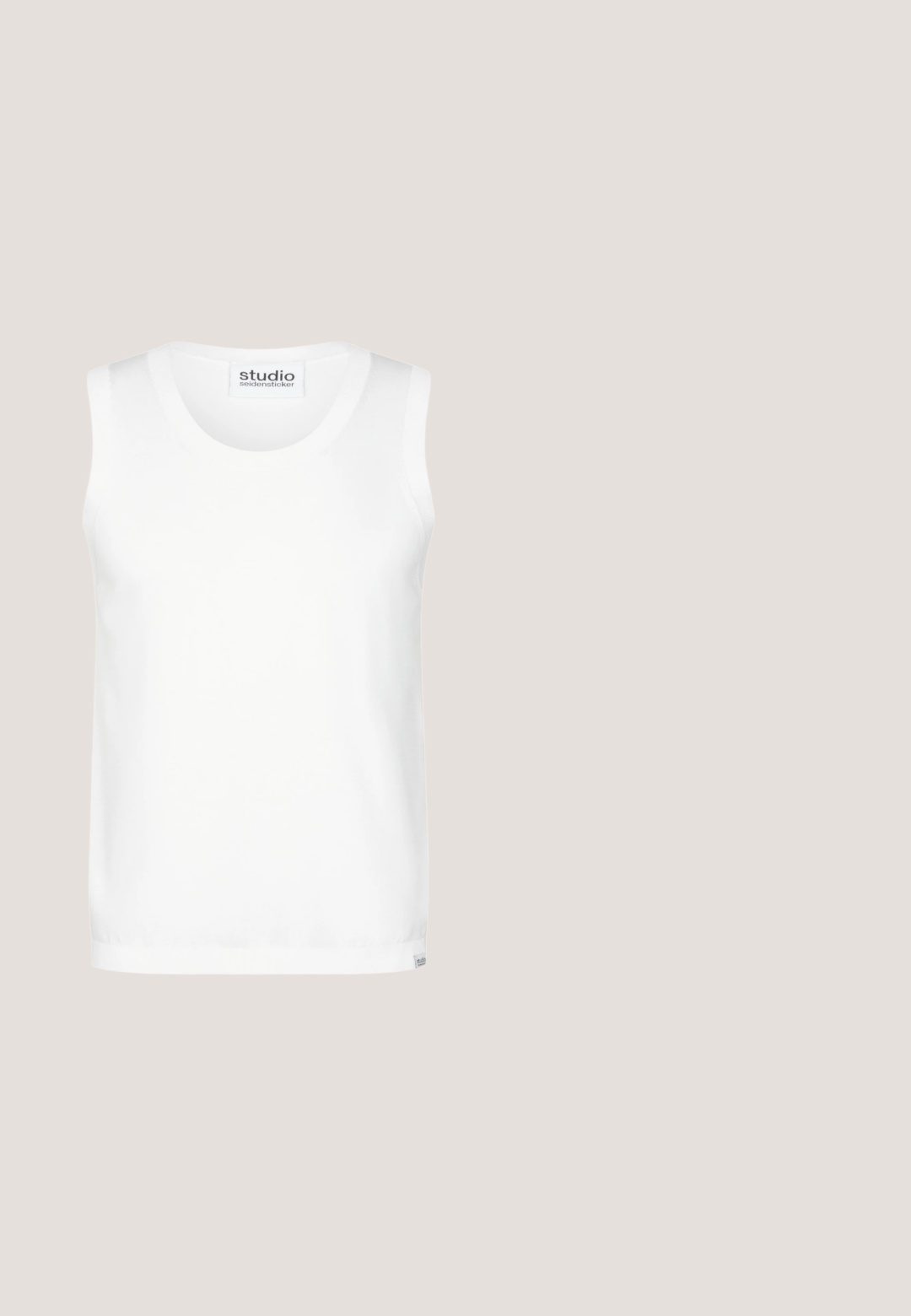 Witte mouwloze tanktop met ronde halslijn, studio Seidensticker-label bij de nek en zoom, getoond op een effen achtergrond.; Marineblauwe kortemouwshirt van gladde stof, met een kraag, knoopsluiting en een enkele borstzak. Eenvoudig ontwerp zonder patronen.; Denim shorts in een medium blauwe tint, met een klassiek vijf-pocket ontwerp, gestikte accenten en een rechte pasvorm.; Bruine leren teenslipper met zwarte zool, hangend boven een beige tapijt in een neutrale binnenruimte.; Schildpaddesign zonnebril met ronde groene lenzen, rustend op een witte ondergrond.; Canvas draagtasje in off-white, voorzien van korte handvatten en de geprinte tekst "LES DEUX" in vetgedrukte zwarte letters. Duurzaam, eenvoudig ontwerp.