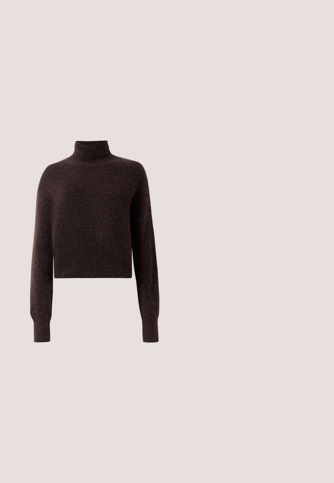 Brun rullekrave sweater, cropped design, lavet af blødt struktureret materiale, har lange ærmer og ribbede manchetter.; Bordeaux linnedragt med høj krave, fem runde knapper i midten og en tætsiddende form, der snævrer ind ved taljen.; Brun, lang nederdel lavet af letvægtsstof. Har et simpelt design med en lige skæring og en glat tekstur. Kantene er let buede.; Sort, oversized trenchcoat over en sort top, parret med hvide bukser og brune, spidse ankelstøvler, siddende på en træstol.; Ovale røde solbriller med klare linser og slanke brune stel. Designet har subtile kurver og minimalt hardware.; Mørkebrun læder skuldertaske med en buet form, glat tekstur og en enkelt justerbar rem. Har lynlåslukning.