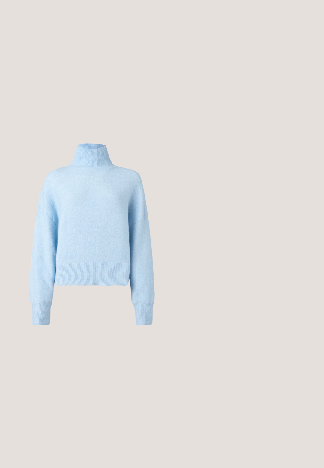 Pull à col roulé bleu clair en tissu doux et texturé. Présente une coupe décontractée, des poignets côtelés et un ourlet raccourci.; Chemise bleu clair à boutons avec manches longues, col standard et poche poitrine gauche ornée d'un tissu accent plus clair bleu.; Pantalons évasés bleu marine en tissu lisse, dotés d'une ceinture propre sans attaches visibles et de lignes tailleur pour un design épuré.; Botte en cuir noire mi-mollet avec bout pointu, talon bloc, sangle décorative autour de la cheville et petit logo en métal près du bord supérieur.; Sac à main en cuir noir plissé avec poignée supérieure et bandoulière amovible sur un fond clair uni.; Boucles d'oreilles en résine noire avec une finition brillante et des accents en métal argenté. Forme circulaire avec une découpe et une fermeture à tige.