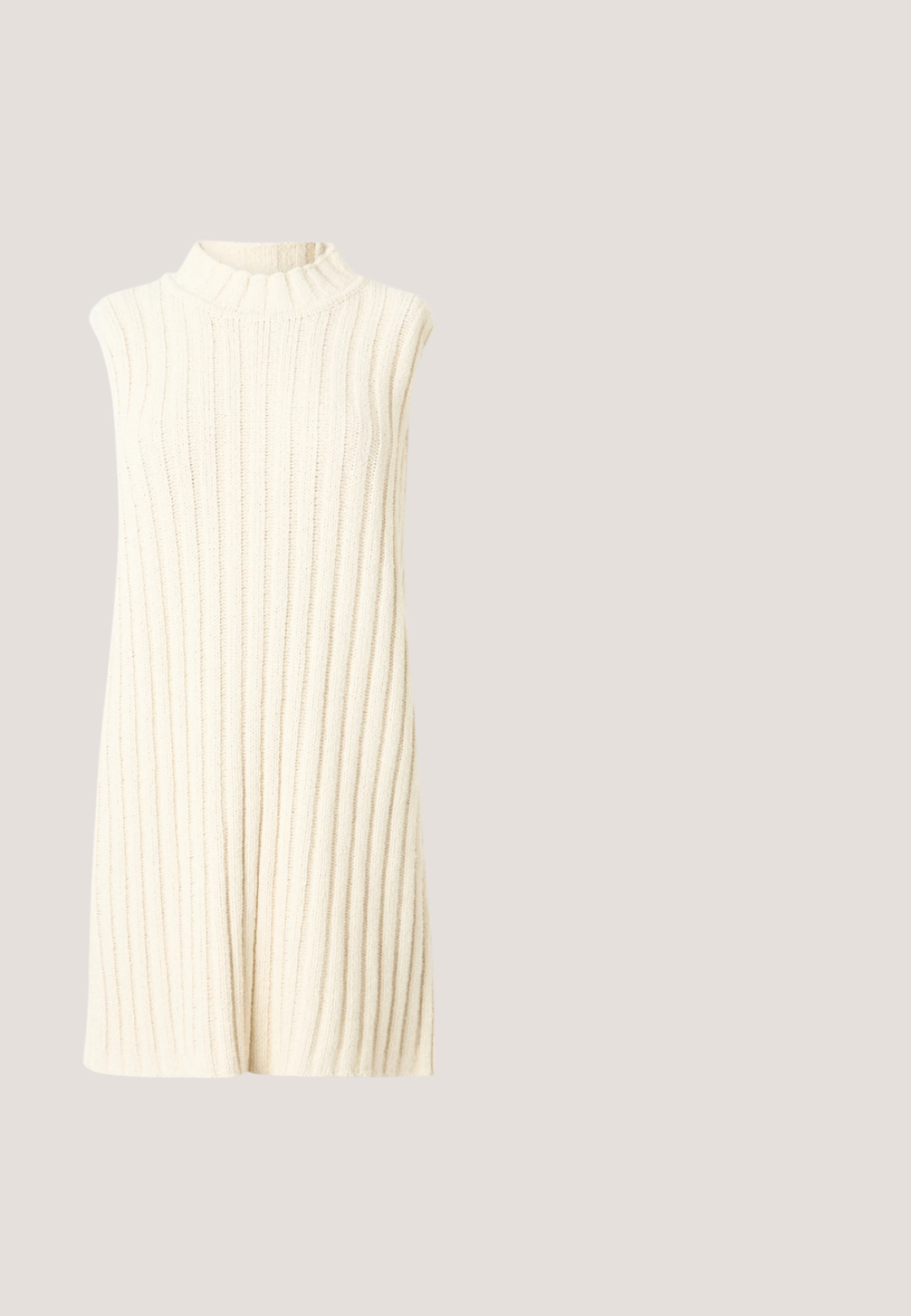 Gebreide mouwloze jurk in crèmekleur met een hoge hals, voorzien van een verticale geribbelde structuur en een ontspannen silhouet.; Off-white blouse met lange mouwen en knopen, voorzien van een brede kraag en een getailleerde taille, gepresenteerd tegen een effen lichte achtergrond.; Donkerblauwe rechte denim jeans met voorste knoop, ritssluiting en ontwerp met vijf zakken.; Bruine sandaal met hoge hak en slangenprint, met kruisbandontwerp, vierkante neus en een zwarte, getextureerde binnenzool. Het merklogo is zichtbaar op de binnenzool.; Gestructureerde handtas met satijnen afwerking, crèmekleurig, met een schouderriem van ketting. Kenmerkt zich door een vlakke, gladde textuur en nette naden.; Gouden oorknopjes met een uitgesneden logo-ontwerp en een enkele witte parel die onder elke oorknop hangt op een witte achtergrond.