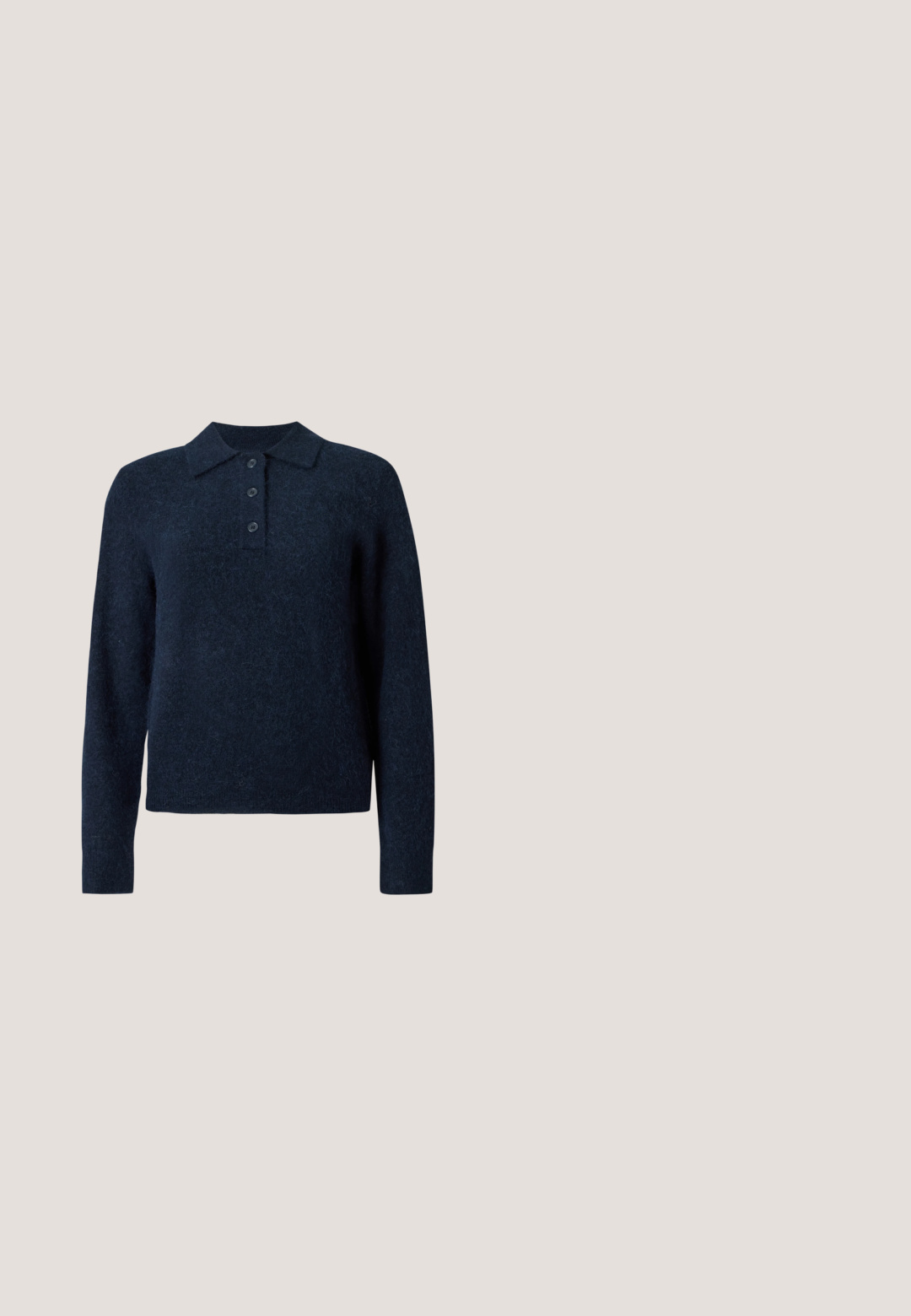 Pull bleu foncé à manches longues avec un col polo et trois boutons sur la patte de boutonnage avant, présenté sur un fond clair uni.; Veste bleu marine boutonnée, manches longues et col cranté, présentée à plat sur un fond clair.; Jean en denim bleu clair à jambes larges, taille haute, passants de ceinture, poches avant et ourlet brut.; Des chaussettes marron côtelées jusqu'aux genoux associées à des ballerines en daim marron de type Mary Jane avec une sangle décorative et une boucle, portées avec un manteau sombre.; Sac à bandoulière rectangulaire marron avec longues sangles et détails de couture minimalistes sur un fond uni.; Boucles d'oreilles créoles en or à finition lisse, avec un pendentif ovale transparent suspendu. Design simple mettant en valeur des formes élégantes.