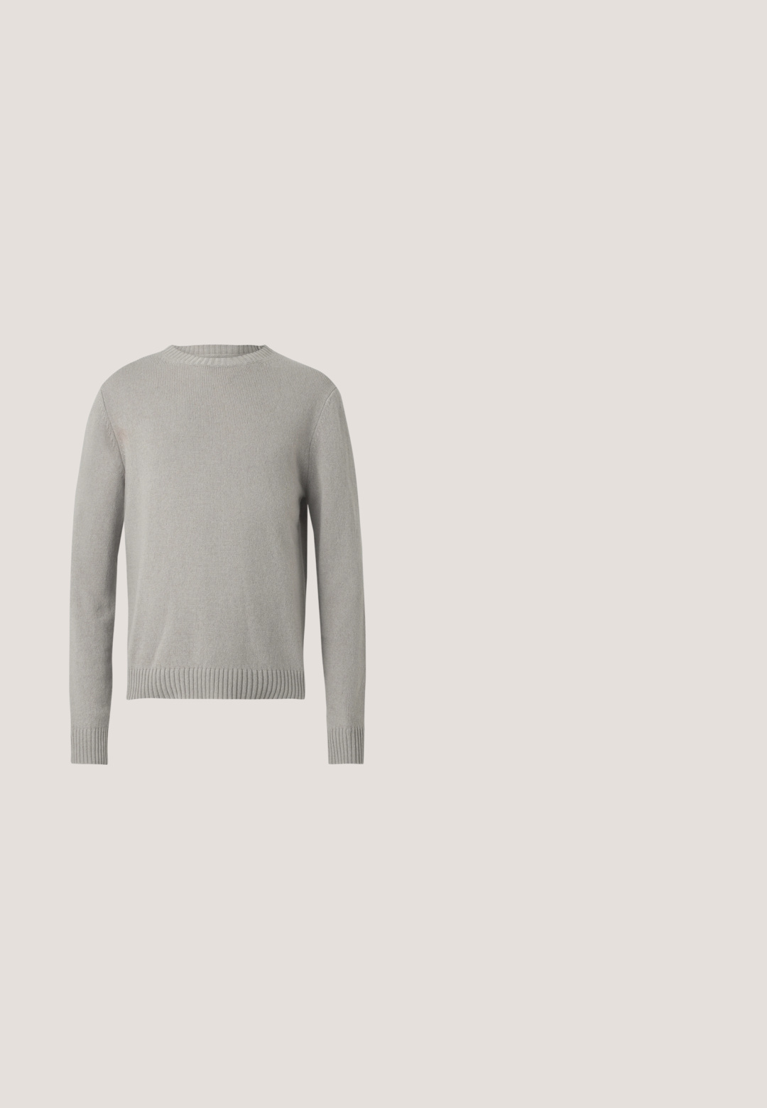 Pull en tricot gris clair avec un col rond, des poignets et un ourlet côtelés. Présente un tissu texturé dans une couleur unie sans motifs.; Chemise à manches longues, couleur gris clair, en tissu doux. Dotée d'un col boutonné, d'une poche avant et d'une coupe décontractée.; Jean droit en denim bleu clair avec taille haute, cinq poches, fermeture à boutons et léger délavage sur les cuisses et les genoux.; Mocassin en cuir noir flottant au-dessus d'un tapis beige avec des meubles arrondis marron en arrière-plan.; Sac cabas noir avec doubles poignées, grande poche avant en cuir avec fermeture éclair et logo discret Calvin Klein au centre de la poche.; Ceinture en cuir marron avec boucle rectangulaire argentée enroulée sur un fond gris clair, montrant une couture détaillée le long des bords.