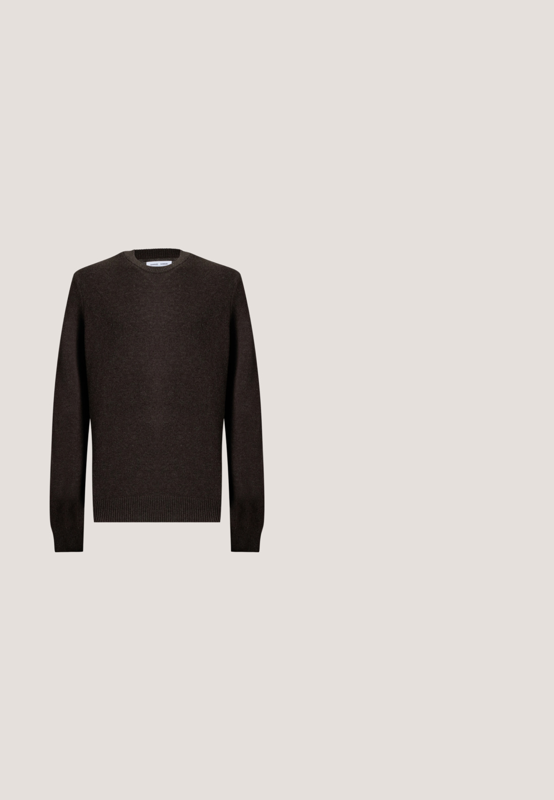Pull en maille marron foncé à manches longues avec poignets, ourlet et col rond côtelés, présenté sur un fond clair uni.; Chemise marron à manches courtes avec col style camp, cinq boutons sur le devant, et logo Calvin Klein discret en bas à droite.; Shorts gris clair en tissu texturé, dotés d'une fermeture à bouton, de plis et d'une coupe droite, adaptés à une tenue décontractée.; Mocassins en cuir marron avec une finition lisse, des coutures de style mocassin, un bout rehaussé et une semelle en caoutchouc basse et flexible.; Sac de sport en cuir marron avec deux poignées, une bandoulière noire réglable et un petit logo "BOSS" au centre à l'avant.; Ceinture en daim marron avec boucle métallique noire enroulée sur un fond clair uni.