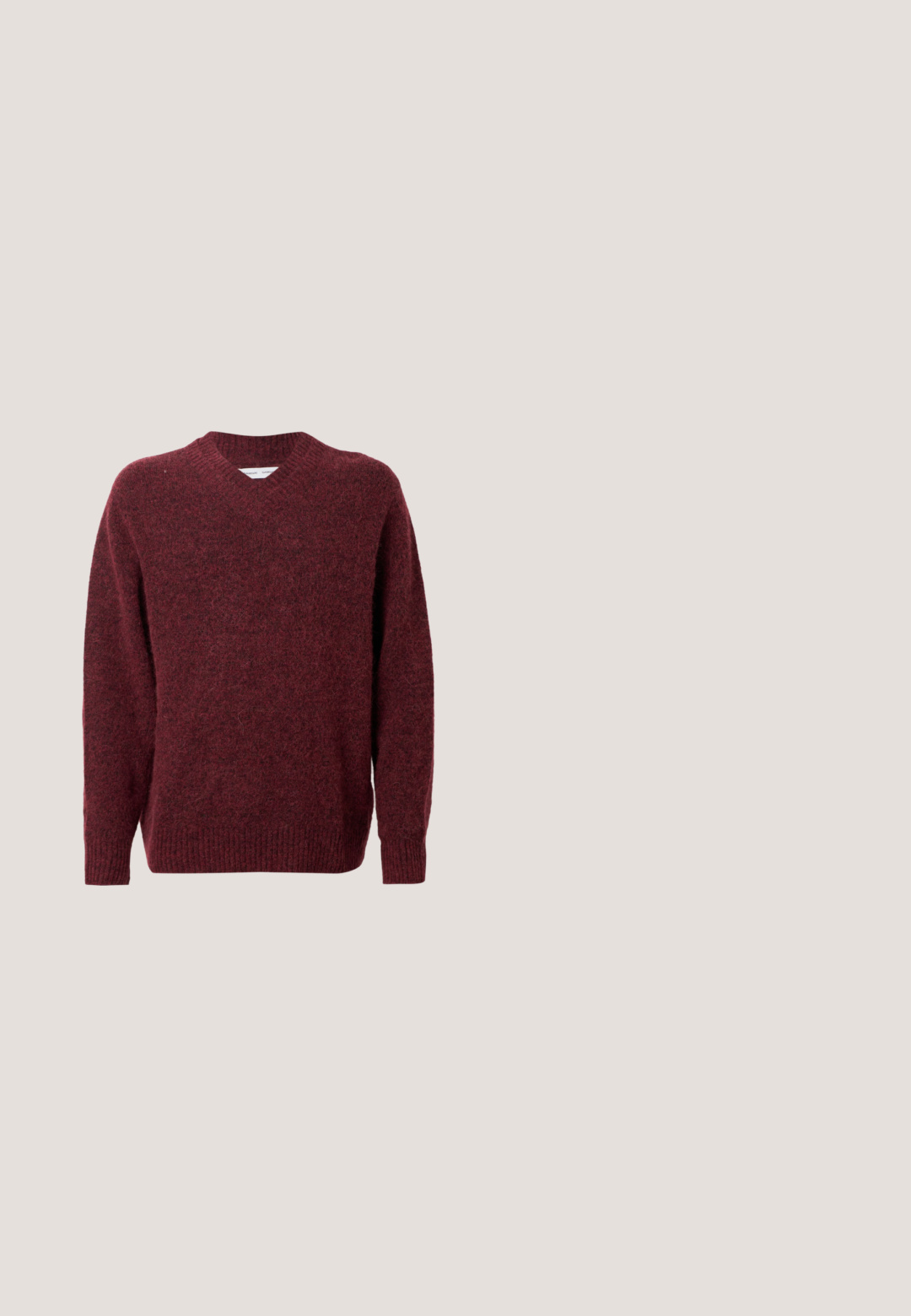 Pull en laine bordeaux avec un col en V, des manches longues et des bords côtes aux poignets et à l'ourlet. Texture douce et coupe décontractée, idéale pour le superposition.; Chemise bleu marine à manches longues avec boutons, col et poignets, avec une étiquette Calvin Klein à l'intérieur du col.; Pantalon de tailleur gris avec plis et passants pour ceinture, présenté à plat sur un fond blanc.; Calvin Klein ESS DERBY - Derbies - triple black; Sac bandoulière noir Calvin Klein avec bandoulière réglable, poche avant zippée et logo discret sur surface en cuir texturé.; Ceinture en cuir noir à finition texturée, dotée d'une boucle rectangulaire argentée et d'une boucle pour maintenir l'extrémité. Design simple et fonctionnel.