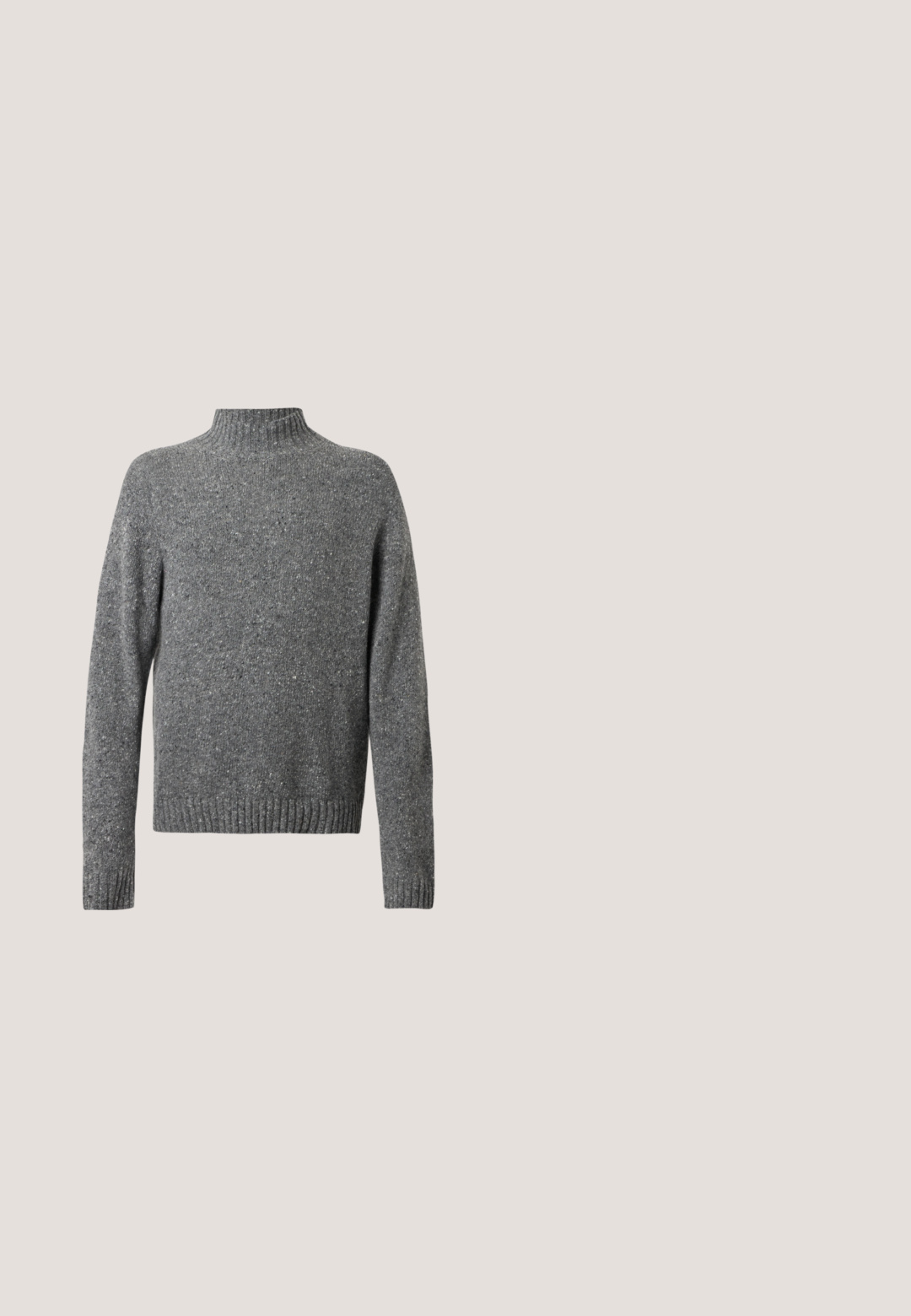 Grijs gespikkeld gebreid sweater met een hoge hals, lange mouwen en geribbelde manchetten en zoom.; Zwart en grijs geruite button-up shirt met lange mouwen, borstzak, klassieke kraag en een lichte stofstructuur.; Ribfluwelen broek in donkerzwart met een rechte pijp, voorzien van een knoopsluiting, riemlussen en zijzakken voor functioneel gebruik.; Zwarte leren schoenen met een mocassinstijl en steekdetails, gecombineerd met een paarse broek, op een houten vloer.; Zwarte leren duffeltas met een rechthoekige vorm, dubbele handvatten, een afneembare schouderriem en minimale versieringen.; Zwarte leren riem opgerold met een rechthoekige zilveren metalen gesp op een effen lichte achtergrond.