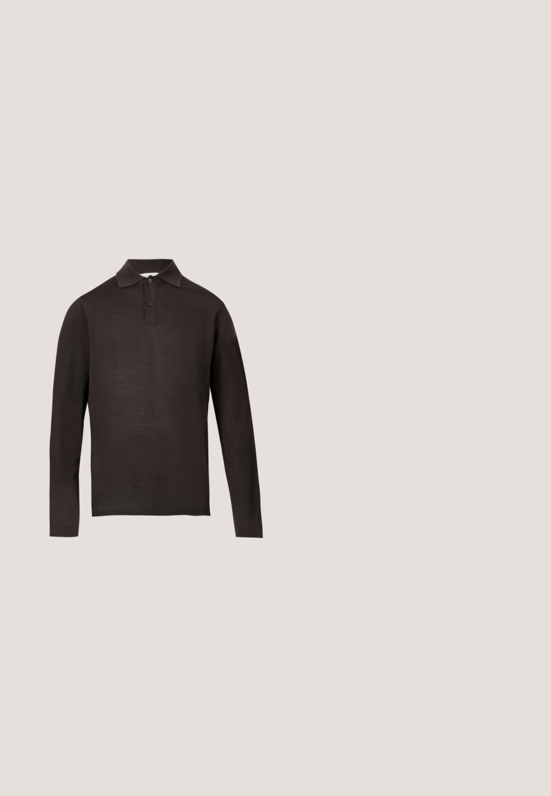 Polo à manches longues de couleur brun foncé, fabriqué en tissu doux, avec un col pointu et une patte de boutonnage à trois boutons. Texture lisse, sans motifs.; Veste en laine marron avec col, manches longues, deux poches frontales et fermeture à boutons. Tissu texturé avec une apparence douce.; Pantalon beige à jambes droites avec fermeture bouton et zip devant, passants pour ceinture et poches avant sur un fond uni clair.; Bottines en suède marron avec semelles en caoutchouc noires, design à lacets et col rembourré. Comprend une petite étiquette sur le côté extérieur.; Pochette en cuir brun foncé texturé avec poche avant zippée et fermeture principale par zip, avec une anse en boucle pour le poignet.; Ceinture tissée dans des tons marron, dotée d'une boucle métallique argentée, d'accents en daim et d'une surface texturée avec un motif tressé.