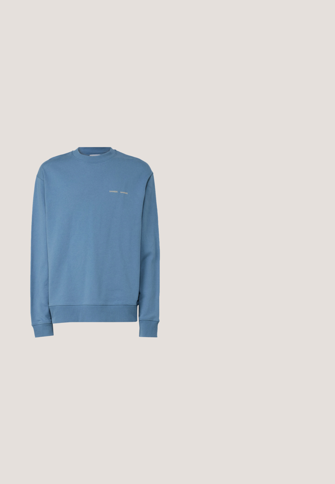 Sweatshirt bleu à col rond en tissu doux, avec des poignets et un ourlet côtelés. Deux petits mots brodés "SAMSOE SAMSOE" sur la poitrine.; T-shirt en coton bleu clair avec des manches courtes, col rond et un logo "Calvin Klein" subtil en noir sur la poitrine. Texture lisse.; Jean en denim bleu clair à jambe droite avec fermeture à boutons à l'avant et design cinq poches, comprenant une petite étiquette Calvin Klein sur la poche avant.; Baskets Calvin Klein grises et bleues avec détails en mesh et daim, flottant au-dessus d'un sol en béton poli près d'un mur en blocs de verre.; Sac bandoulière gris Calvin Klein avec poche zippée à l'avant, sangle noire réglable, et broderie du logo "cK" bleu à l'avant.; Bracelet en métal argenté comportant des maillons rectangulaires, une finition polie et de petits accents circulaires, conçu pour s'ajuster étroitement autour du poignet.