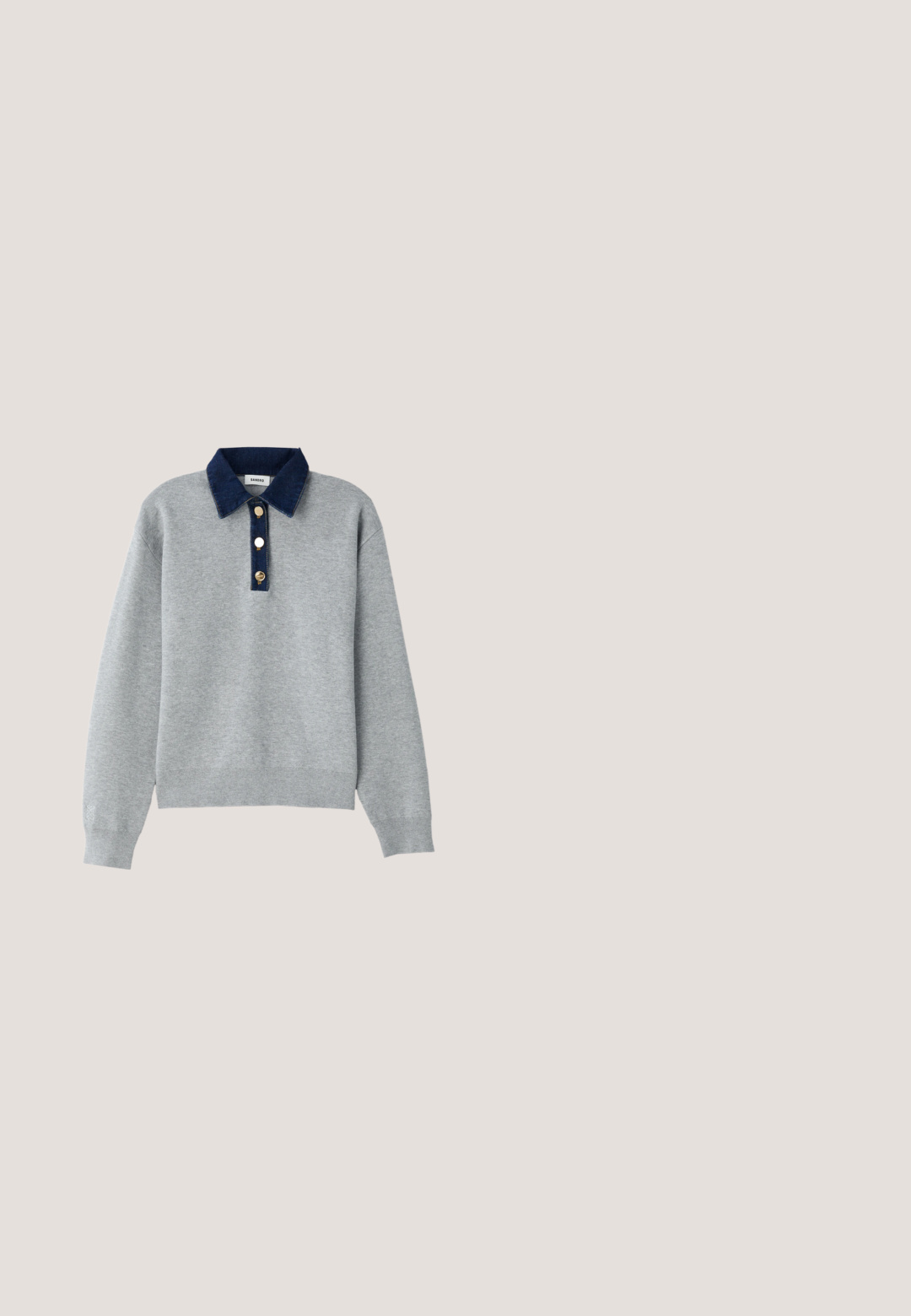 Grå sweatshirt med en mørkeblå denimkrave, tre guldknapper og ribbede manchetter. Blød tekstur med et afslappet design.; Grå cropped t-shirt med korte ærmer, lavet af blød bomuld. Har et subtilt præget logo på forsiden og en rund halsudskæring.; Sorte skræddersyede shorts med en glat tekstur, der har en bred talje og en metal spænde detalje. Struktureret design og plisseret front.; Sort læder balletflade med en rem henover forfoden, tekstureret overflade og en fleksibel beige gummisål. Rundet tå-design.; Sort håndtaske med top håndtag, aftagelig skulderrem og en tegneseriefigur-nøglering fastgjort til håndtaget.; Sølvøreringe i hjerteform med rhinsten langs kanten. Poleret finish med indgraveret tekst "GUESS" på overfladen.