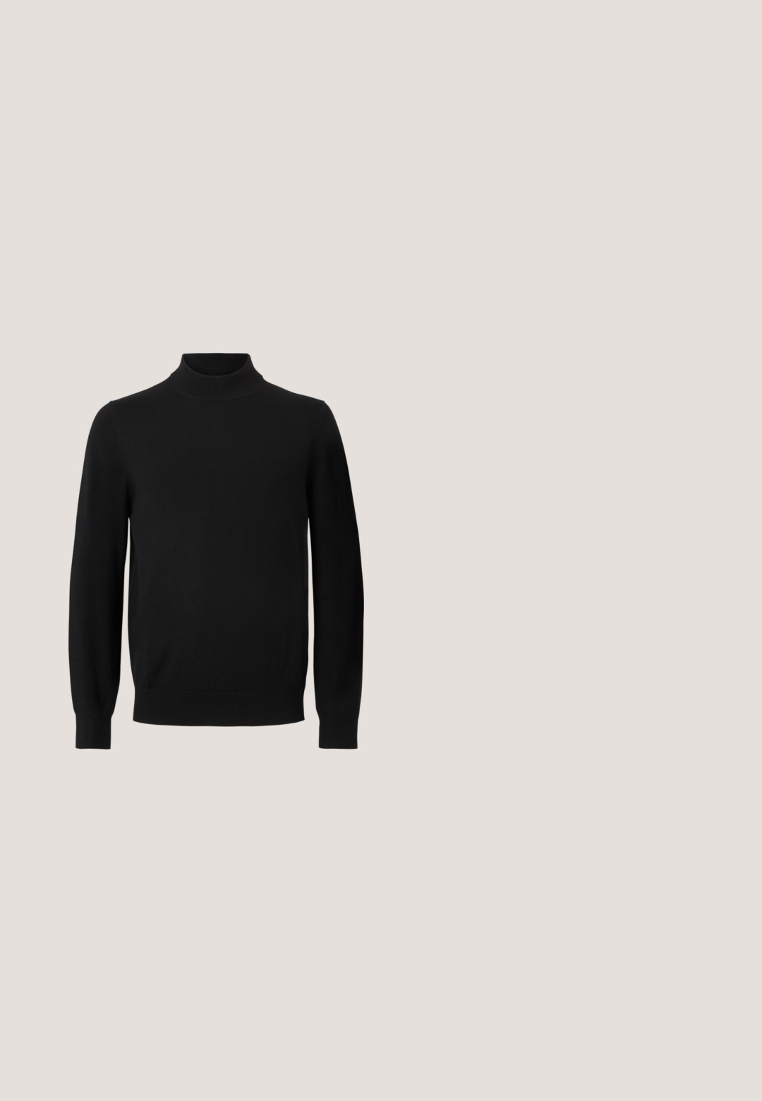 Pull noir à manches longues avec un col montant côtelé et des poignets côtelés, présenté sur un fond gris uni.; Chemise à boutons en noir et blanc à carreaux avec un col, des manches longues et un ourlet droit. Fabriquée dans un tissu léger et dotée de boutons noirs.; Pantalons larges noirs avec une texture lisse, dotés de deux plis avant, d'une fermeture à bouton et de poches latérales. Tissu durable.; Bottine noire en matériaux en daim et cuir, à bout rond, petit talon, accent métallique argenté sur le bout et panneaux latéraux élastiques.; Porte-documents en cuir noir avec doubles poignées et bandoulière détachable, design minimaliste sur fond uni.; Ceinture en cuir noir enroulée avec une boucle rectangulaire en métal argenté, marquée d'un petit texte "NN.07" sur le bord inférieur de la boucle.