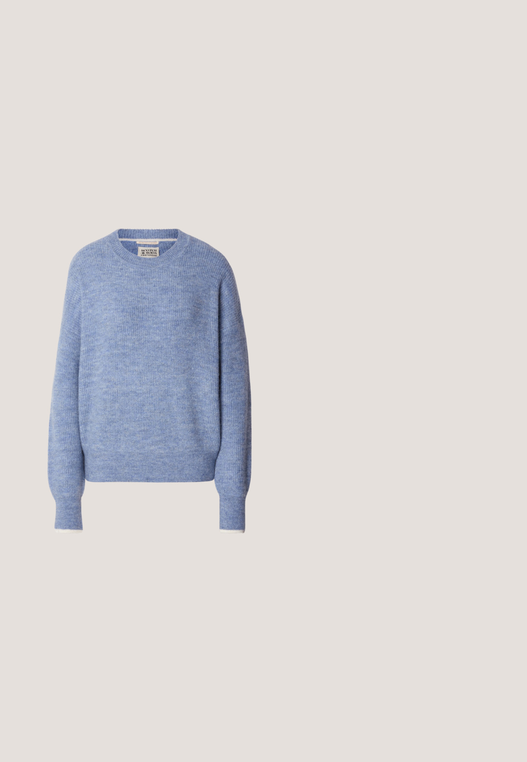 Suéter azul claro hecho de material suave y texturizado. Presenta un cuello redondo y mangas largas con puños acanalados. Diseño minimalista.; Camisa blanca de botones hecha de algodón suave, con un cuello clásico, mangas largas y un dobladillo curvado. Los botones son pequeños y blancos.; Jeans anchos de mezclilla azul con una cintura alta, cuentan con cinco bolsillos, cierre de botón y cremallera, y una textura suave y uniforme.; Mocasines de cuero negro con textura lisa, punta redonda y tacón bajo y cuadrado. Presentan una correa sobre el empeine para un detalle adicional.; Bolso de hombro de cuero negro liso con una correa ancha y única y un diseño desenfadado y minimalista sobre un fondo sencillo.; Cinturón de cuero negro con una textura suave, con una hebilla metálica en tono plateado y acentos de bucle simples. El diseño es elegante y minimalista.