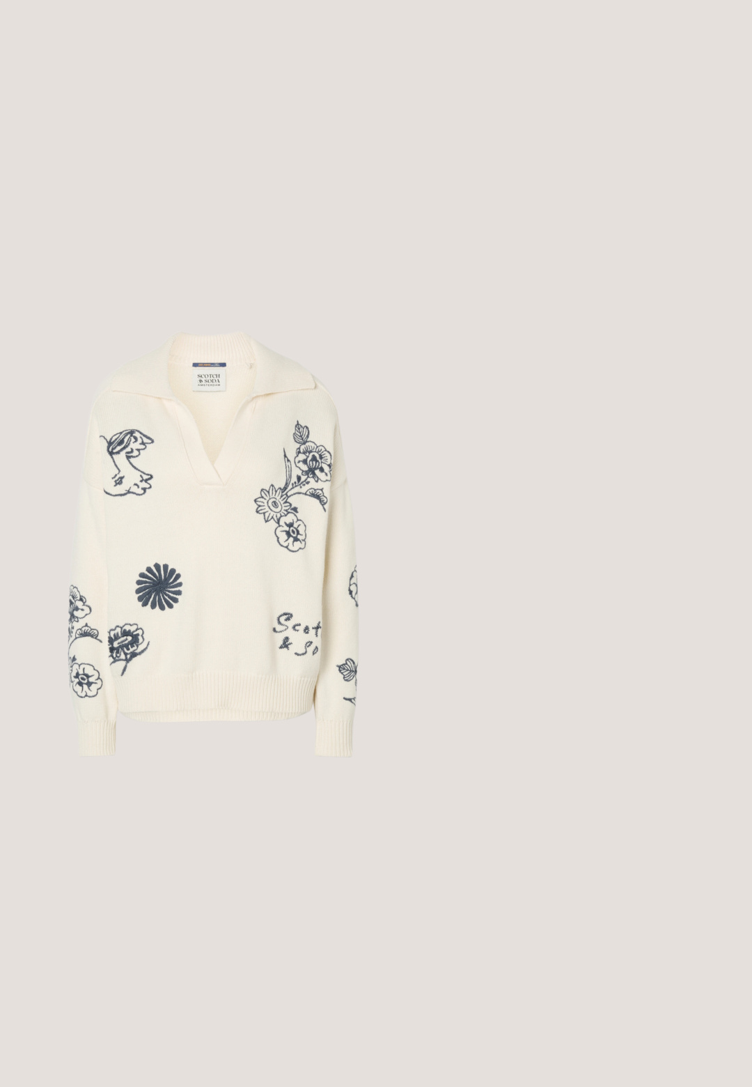 Crème kleurige gebreide trui met zwarte bloem- en abstracte gezichtsborduur, geribde manchetten en zoom, en een V-hals.; Zwarte, aansluitende jurk met een V-hals en dunne schouderbandjes. Gemaakt van een gladde stof, heeft het ruching aan de zijkanten en een zoom tot op de knie.; Zwarte leren pump met puntige neus, blokhak met schildpaddenpatroon en gouden rand, en een klein goudkleurig logo bij de hiel.; Bruine zonnebril met een stevige tortoise-print montuur, gouden metalen accenten en vierkante glazen met afgeronde hoeken.; Zwarte glanzende leren handtas met korte handvatten, afneembare schouderriem en subtiele gebogen stiksel details aan de voorkant.; Paar zwarte en gouden metalen oorknopjes met een symmetrisch kruisvormig ontwerp op een effen witte achtergrond.