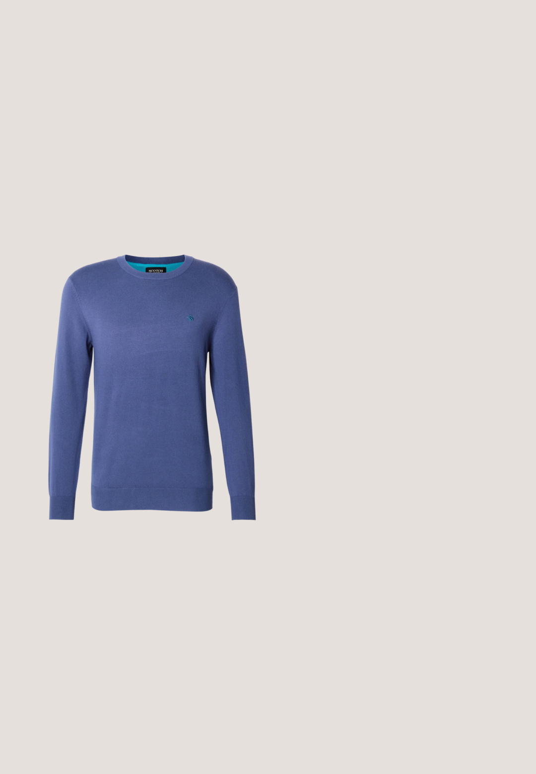 Blauwe gebreide trui met een ronde hals, lange mouwen en een klein geborduurd logo op de linkerborst. Zachte textuur.; Korte mouw, lichtblauw shirt van linnen met een campkraag, knopen aan de voorkant en een klein label aan de zijkant van de zoom. Het heeft een gladde textuur.; Blauwe en witte gestreepte lichte stoffen broek met een tailleband met Trekkoord, plooien en een relaxte pasvorm. Ideaal voor casual gebruik.; Zwarte casual sneaker met bruine veters en hielstuk, crèmekleurige rubberen zool, zwevend weergegeven boven beige tapijt voor een bank.; Blauwe canvas tas met voorvak en rode "O.N.S" borduring, voorzien van dubbele handvatten en een verstelbare schouderriem.; Zilveren gedraaide kettingarmband met een karabijnsluiting en verstelbare schakels op een effen witte achtergrond.