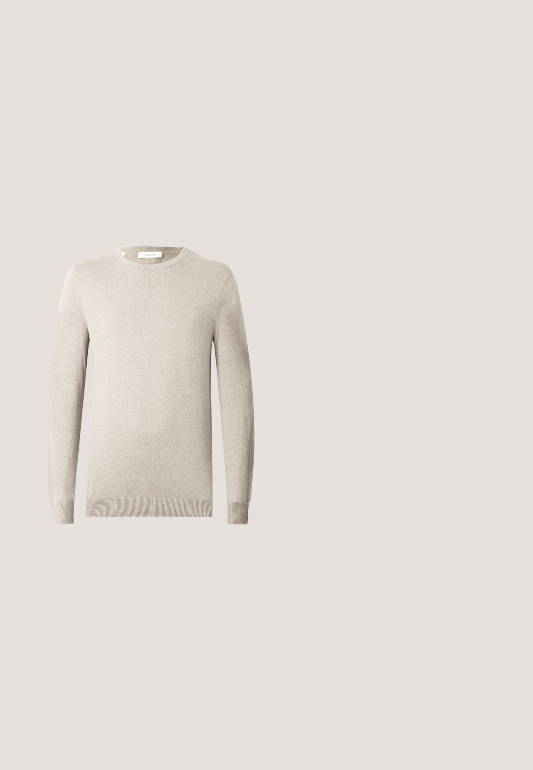 Beige langærmet crewneck-trøje med ribbet manchetter og kant, vist på en ensfarvet lys baggrund.; Olivengrøn skjorte med knapper fremme, lavet af tekstureret stof, med to brystlommer og en krave med knaplukning.; Off-white bukser med lige ben, elastisk taljebånd og minimal detaljering, vist på en ensartet lys baggrund.; Lysebrune ruskindsko med rund tå, syet detaljer og en ribbet brun gummisål. Har et sidemærke med "Clarks" logo.; Mørke olivengrøn duffeltaske med sorte læderhåndtag og aftagelig skulderrem på hvid baggrund.; Flettet bælte i lysebrun ruskind med sølvfarvet rektangulært metalspænde, rullet sammen på en ensartet lys baggrund.