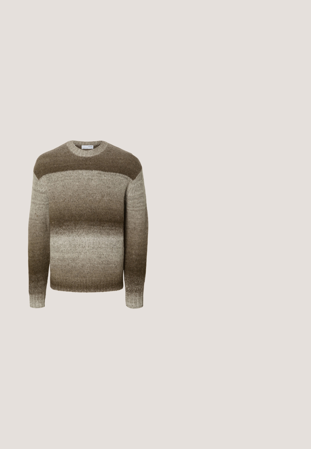 Jersey de punto de manga larga con cuello redondo que presenta rayas horizontales en degradado en tonos marrones y beige.; Camisa marrón de pana con botones, mangas largas y un bolsillo en el pecho en el lado izquierdo, tendida sobre un fondo blanco.; Pantalones de pana en marrón claro con diseño de pierna recta, que cuentan con un cierre de botón y bolsillos laterales, superficie de textura acanalada.; Zapatilla blanca de piel de corte bajo con suela translúcida beige, cierre con cordones en la parte frontal y detalles de costura mínimos, mostrada de lado sobre un fondo liso.; Bolsa mensajera de cuero marrón con cierre de solapa, correa de tela ajustable, detalles de costura visibles y logo embosado en la parte frontal.; Cinturón de cuero marrón con una hebilla metálica rectangular plateada, enrollado con costuras visibles y múltiples agujeros de ajuste.