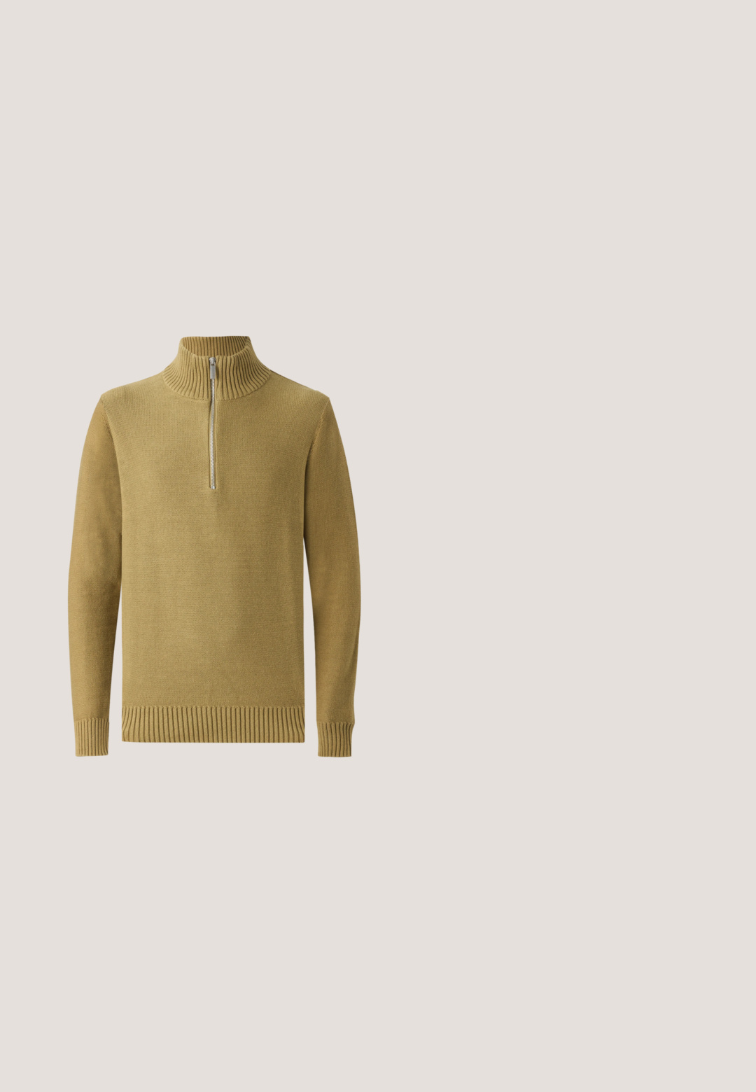 Olivgrüner Strickpullover mit hohem Rippenkragen, halbmilchigem Reißverschluss vorne und gerippten Bündchen und Saum. Glatte Textur, lässiges Design.; Grau flanellhemd mit Knopfleiste, zwei Brusttaschen und klassischem Kragen. Verfügt über einen geraden Saum und lange Ärmel.; Rote Baumwollhose mit geradem Schnitt, versehen mit Fronttaschen und einem einzigen Knopfverschluss an der Taille. Glatte, matte Textur.; Jack & Jones JFWFENCHURCH CHELSEA BOOT - Stiefelette - cognac; Kleine beige Umhängetasche mit vorderer Reißverschlusstasche, metallischem ALDO-Logo, verstellbarem breitem Riemen und abgerundeter rechteckiger Form vor weißem Hintergrund.; Olivgrüner, geflochtener Stoffgürtel mit braunem Lederrand und silberner rechteckiger Metallschnalle, auf weißem Hintergrund zusammengerollt.