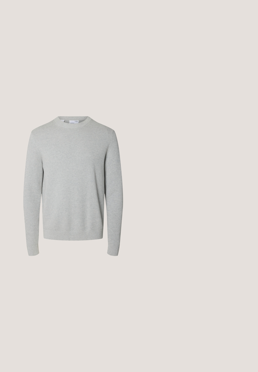 Jersey de punto gris claro de manga larga con cuello redondo y puños y bajo de canalé, mostrado sobre un fondo blanco.; Camisa beige de manga larga con botones, cuello y un bolsillo en el pecho, hecha de una tela resistente.; Pantalones beige de corte recto con cierre de botones, trabillas para cinturón y bolsillos delanteros, mostrados sobre un fondo blanco.; Zapatillas blancas hechas de material sintético suave. Presentan un diseño de caña baja, suela blanca elevada, punta redondeada y cordones en la parte frontal con cinco ojetes.; Bolsa tote de lona color crema con bolsillo delantero, dos asas, correa de hombro ajustable y pequeño texto amarillo "O.N.S" en la parte inferior derecha del bolsillo.; Cinturón de cuero marrón con hebilla de metal plateado pulido, que presenta una textura suave y bordes limpios, diseñado para uso casual o formal.