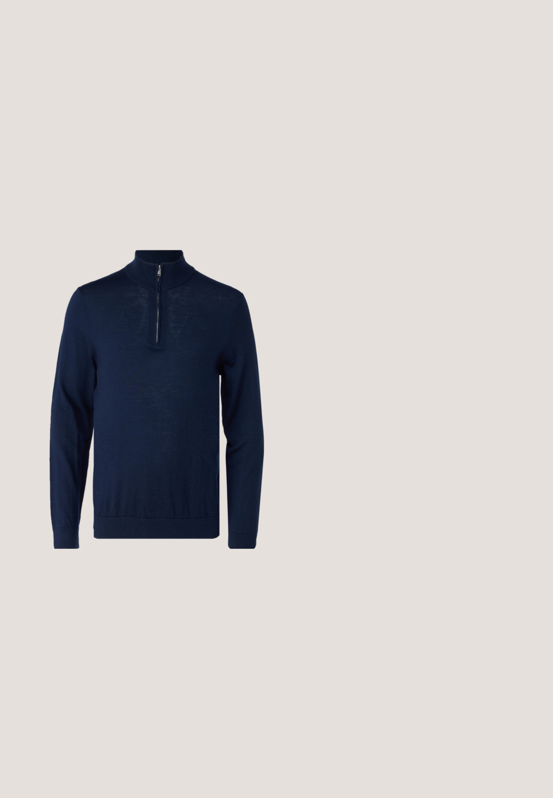 Pull bleu marine à manches longues avec un col à zip quart. Texture lisse, design ajusté, détails de couture minimaux et sans logos visibles.; Veste-chemise en laine noire avec un col pointu, une fermeture à boutons sur le devant et deux poches poitrine. Dotée de boutons ton sur ton et d'une coupe décontractée.; Pantalon bleu marine en tissu lisse, avec un design à jambes droites, une fermeture éclair et une poche avant unique avec une fermeture à bouton.; Baskets en cuir blanc avec un design bas, accent en tissu bleu marine sur le col et onglet de talon en daim rose pâle. Semelle en caoutchouc.; Lunettes de soleil noires de forme rectangulaire, verres foncés, accents argentés aux tempes et finition mate sur la monture.; Sac fourre-tout en toile bleue avec poche frontale et broderie rouge "O.N.S", doté de doubles poignées et d'une bandoulière réglable.