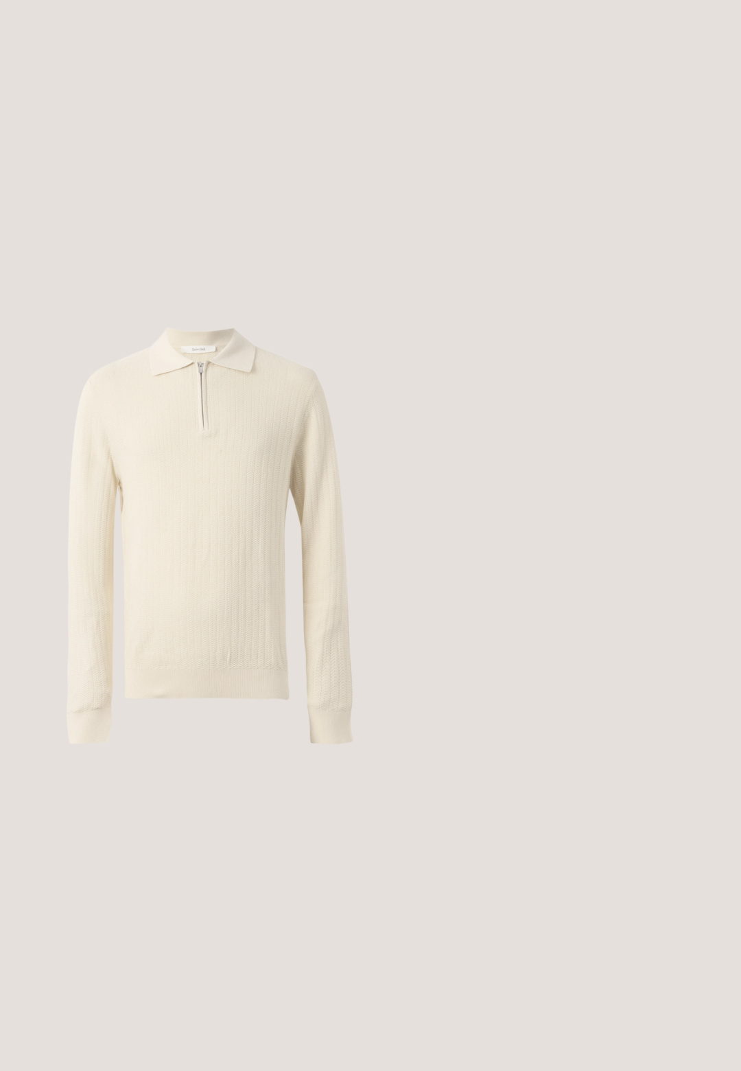 Pull crème à manches longues avec une texture côtelée, doté d'un col zippé et de poignets ajustés. Fabriqué en maille douce.; Veste en velours côtelé noir avec col, fermeture à boutons à l'avant et deux grandes poches. Tissu texturé avec des côtes verticales.; Pantalons noirs en tissu mélangé coton, avec une coupe droit, une fermeture à bouton et des poches latérales sans couture.; Botte noire en cuir jusqu'à la cheville avec un laçage à l'avant, bout rond et une languette à l'arrière sur une semelle plate en caoutchouc.; Trousse de toilette rectangulaire noire avec poche avant en filet, poignée latérale et fermeture éclair sur fond blanc.; Ceinture en cuir noir avec une boucle en métal argenté, présentant une finition lisse et un design classique. La ceinture est soigneusement pliée.