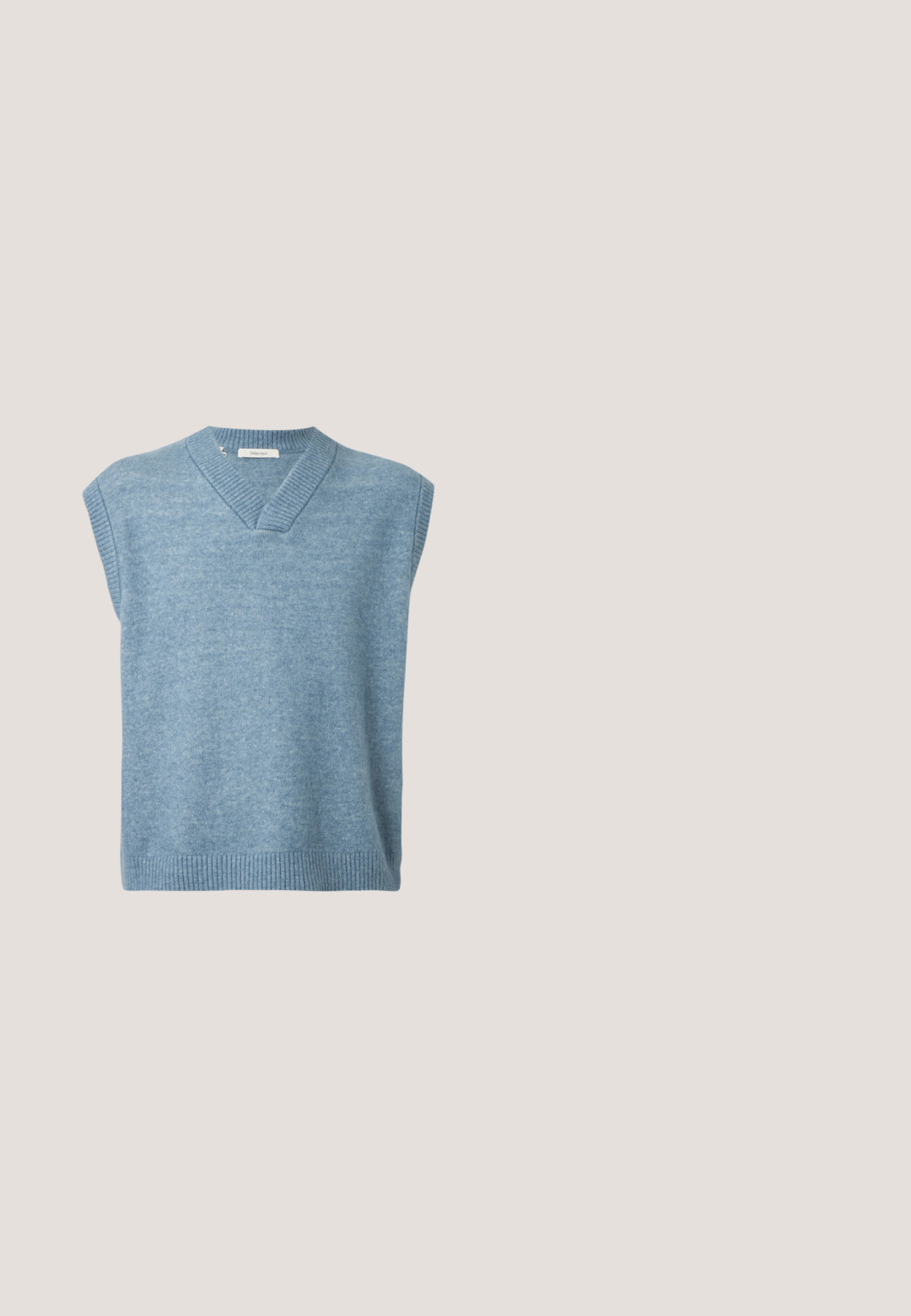 Un gilet sans manches bleu clair avec un col en V et un ourlet et un col côtelés sur fond blanc.; Veste-chemise beige à manches longues avec col et deux poches à rabat sur la poitrine, présentée sur un fond clair uni.; Shorts en lin navy avec une taille élastique et un cordon de serrage, offrant une coupe décontractée et une surface légèrement texturée.; Mocassin en daim marron avec semelle blanche flottant au-dessus d'un tapis beige à côté d'un pied de table arrondi de couleur ambre.; Lunettes de soleil carrées avec verres vert foncé, monture fine en métal doré et branches noires sur fond blanc.; Ceinture en cuir marron texturé avec une boucle rectangulaire dorée, comportant "Polo" gravé sur la pointe de la boucle et un petit logo embossé sur la boucle.