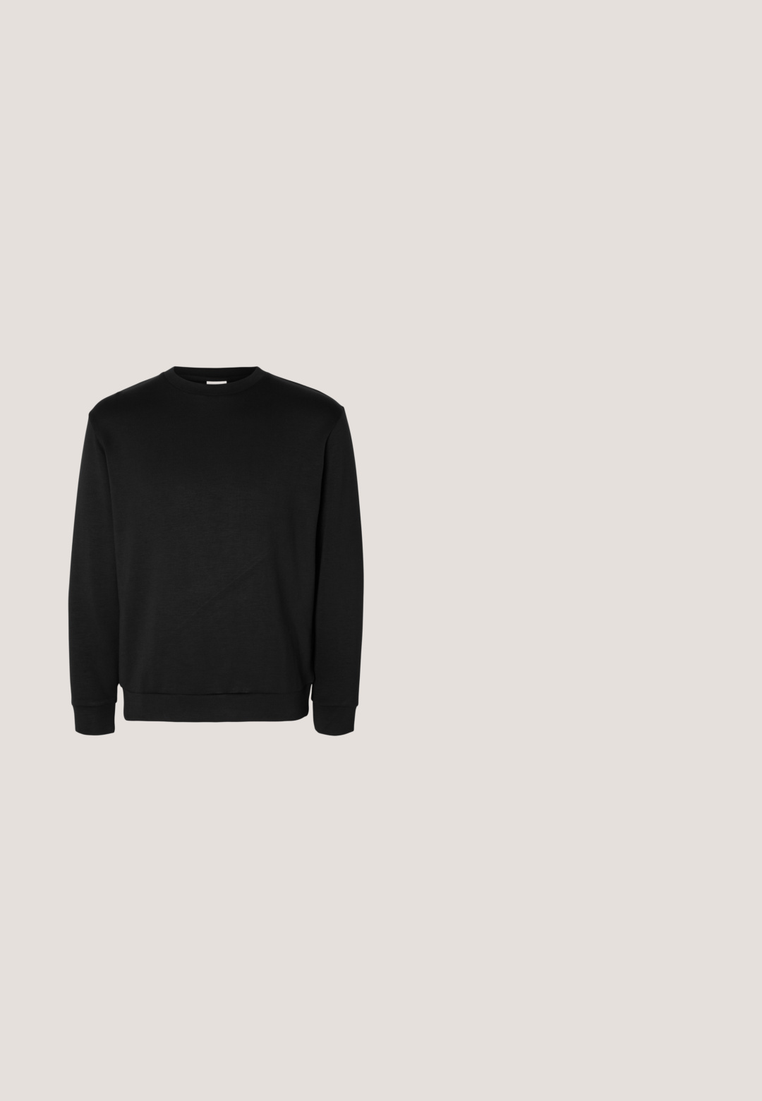 Sudadera negra de manga larga con cuello redondo, puños y bajo acanalados, diseño sencillo y sin logotipos ni estampados visibles.; Camisa negra de manga larga, tipo botón, hecha de algodón. Cuenta con un collar clásico, cierre frontal de botones y un tejido liso con botones a juego.; Jeans de denim gris con un corte recto. Cuentan con cinco bolsillos, costuras visibles y una cinturilla clásica con cierre de botón.; Zapato tipo mocasín para hombre de charol negro con tacón bajo, punta redondeada y detalle de correa sobre el empeine, sobre fondo blanco.; Corbata negra estrecha con un patrón texturizado de estrías diagonales. Presenta una punta puntiaguda y un acabado suave. Adecuada para vestimenta formal.; Cinturón de cuero negro con una correa ancha y una hebilla rectangular de metal cepillado con un acabado liso y un pequeño detalle de logo.