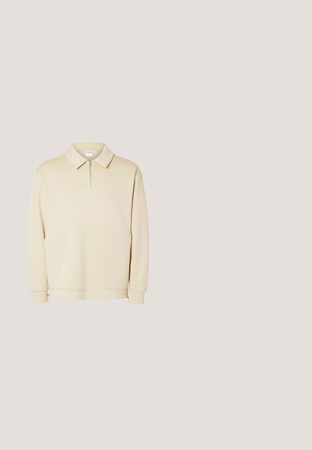 Beige pullover sweatshirt gemaakt van zachte stof, met een ritssluiting bij de hals, een kraag en een ontspannen pasvorm met een eenvoudig horizontaal naaddetail.; Beige jas met lange mouwen, knoopsluiting aan de voorkant, twee borstzakken en een kraag. Gemaakt van een gladde stof met een casual ontwerp.; Lichtbeige shorts van zachte stof, met een elastische tailleband met een koord, zijzakken en een relaxte pasvorm.; Bruine suède enkellaarsjes met een afgeronde neus, veters aan de voorkant en een zwarte rubberen zool. Voorzien van een klein trekhaakje aan de achterkant.; Vierkante zonnebloemen met schildpadmotief, bruine lenzen en dunne gouden metalen randaccenten, gepresenteerd op een wit oppervlak.; Bruine leren rechthoekige toilettas met voorvak met rits en zijhandvat op witte achtergrond.