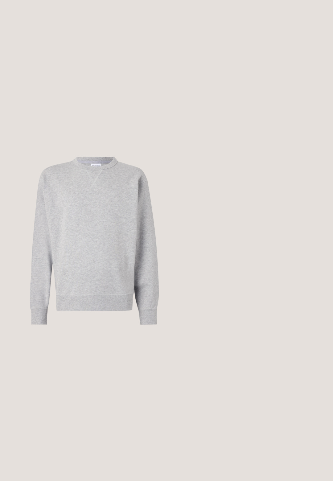 Sudadera gris hecha de tela suave, con cuello redondo, mangas largas, puños acanalados y dobladillo recto. Sin patrones ni gráficos visibles.; Chaqueta de trabajo color beige claro, tela de algodón, cierre frontal con botones, cuello puntiagudo, dos bolsillos en el pecho, dos bolsillos inferiores, botones marrones, detalles cosidos.; Pantalones cargo de mezclilla azul claros con pernera recta, que cuentan con grandes bolsillos laterales, costuras en contraste y un cierre de botón en la cintura.; Zapatilla blanca con cordones flotando sobre un banco de madera con follaje verde al fondo, mostrando el diseño y la textura del zapato.; Bolsa tote de lona color crema con bolsillo delantero, dos asas, correa de hombro ajustable y pequeño texto amarillo "O.N.S" en la parte inferior derecha del bolsillo.; Cinturón de cuero marrón con hebilla rectangular de plata, colocado plano con la punta ligeramente doblada.