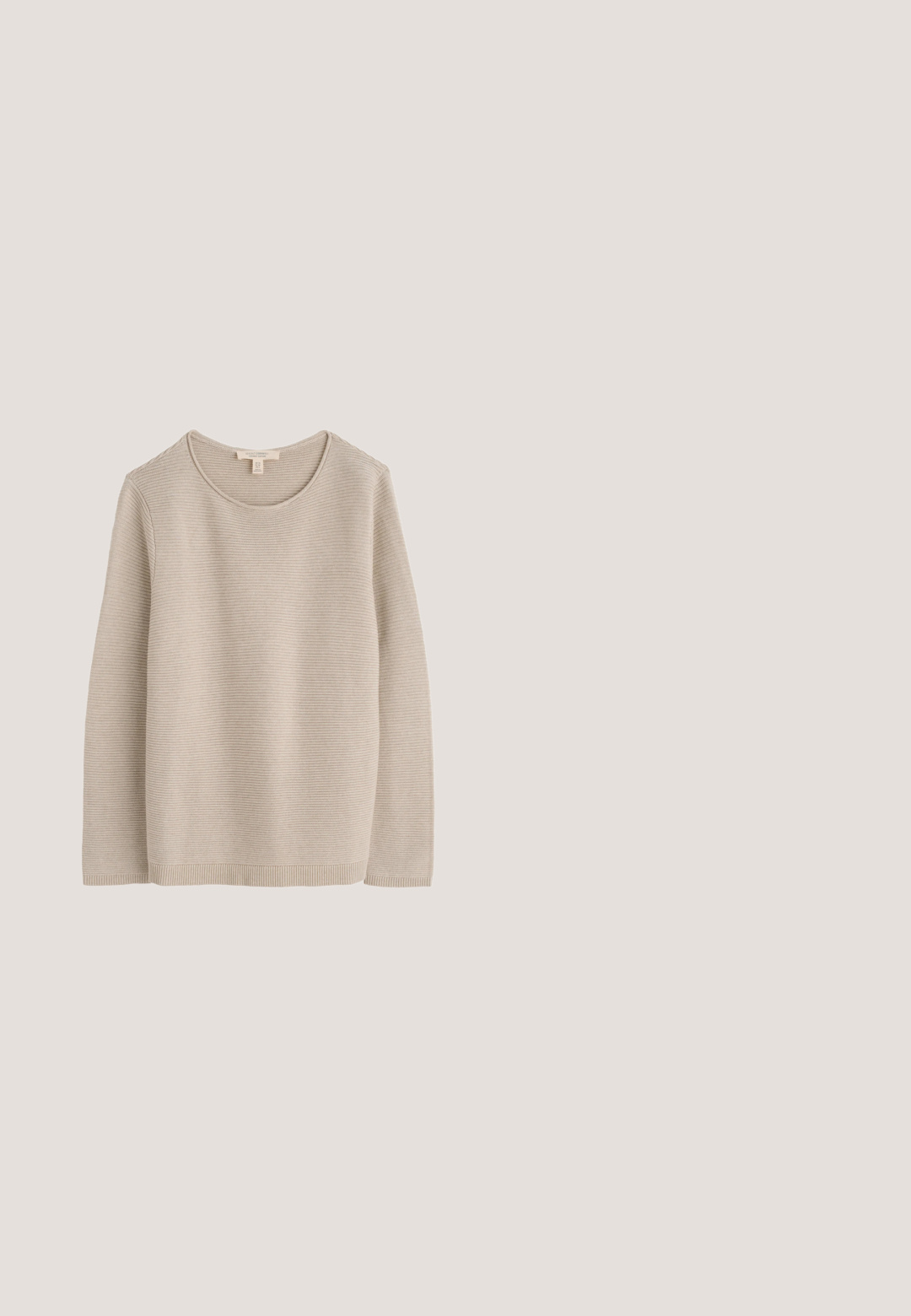Suéter beige de punto con textura acanalada, cuello redondo y mangas largas. Tela suave con un corte relajado y detalles de dobladillo acanalados.; Chaqueta de mezclilla en azul medio, con cierre de botones en el frente, cuello puntiagudo, mangas largas y costuras visibles. Detalles de herrajes en plata.; Jeans de mezclilla azul claro con un corte relajado, que presentan un parche desgastado en el muslo derecho, cinco bolsillos y cierre con botón de metal.; Botas negras de cuero hasta el tobillo con punta afilada, tacón bajo apilado, costuras decorativas y cremallera lateral. Textura suave y diseño sencillo.; Bolso tote de mezclilla azul claro con asas dobles y bolsillo delantero con costuras naranjas y una pequeña etiqueta de tela roja.; Pendientes de aro plateados con superficie texturizada, con numerosos pequeños cristales. Un pendiente es una línea recta, el otro tiene forma curva.