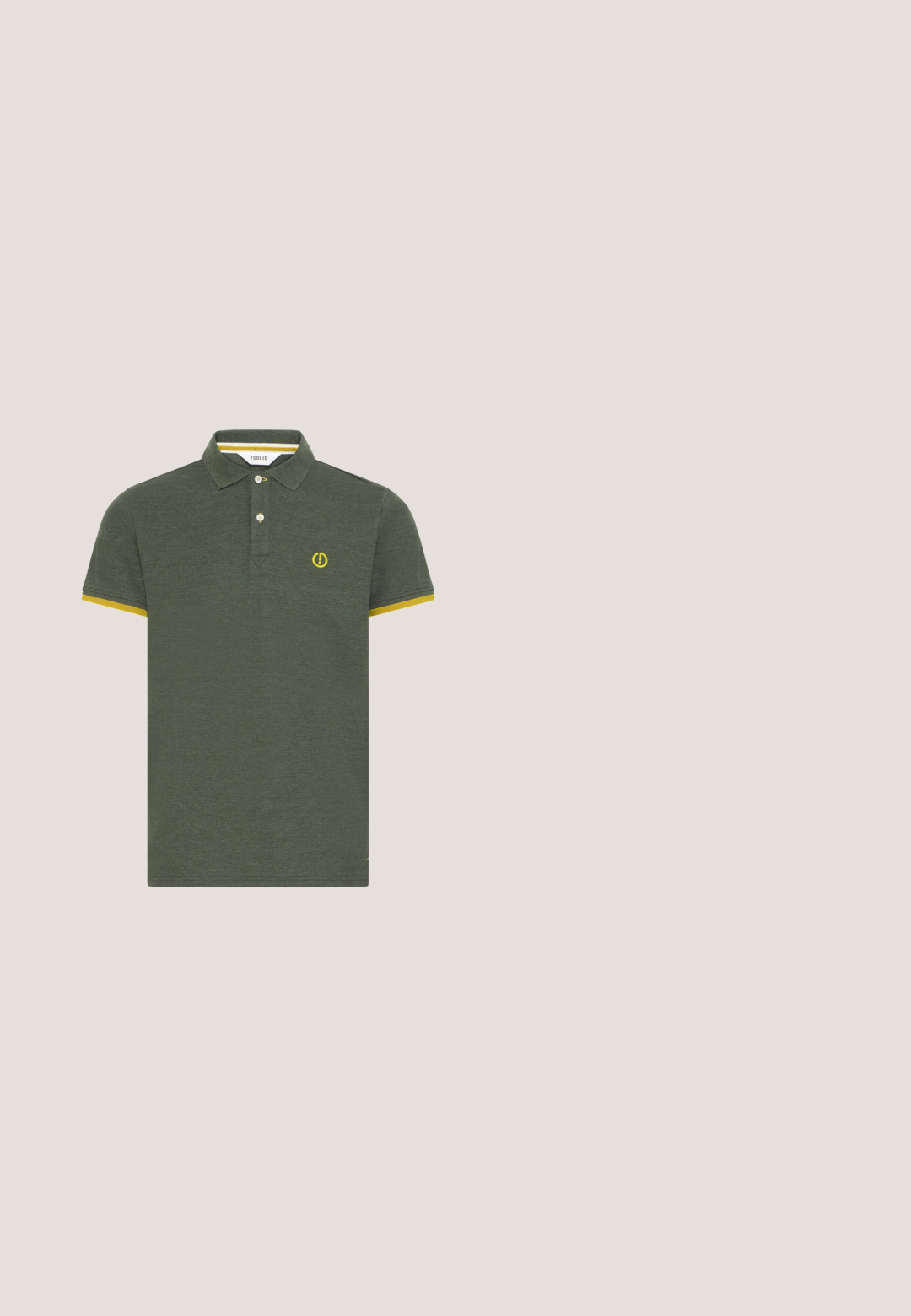 Donkergroene poloshirt met gele accenten op de kraag en mouwen. Beschikt over een drieknopen sluiting en geborduurd logo op de borst.; Olijfgroen jack met een kraag, met knoopsluiting aan de voorkant en twee grote opgestikte zakken. Heeft subtiele stiknaden en een geborduurd logo.; Khaki shorts van een gladde katoenmix, met een rits, knoopsluiting en voorzakken. Rechtestraat ontwerp, knielange pasvorm.; Zwarte rubberen regenlaars met een ronde neus, een gespband aan de bovenkant en een geprofileerde buitenzool voor grip.; Groene plastic zonnebril met een dikke montuur, gradiënt grijze lenzen en Timberland branding op de pootjes. Gladde textuur met een hoekig ontwerp.; Kleine olijfgroene Calvin Klein crossbodytas met geperste grote initialen en zwarte verstelbare riem, ritssluiting aan de linkerkant.