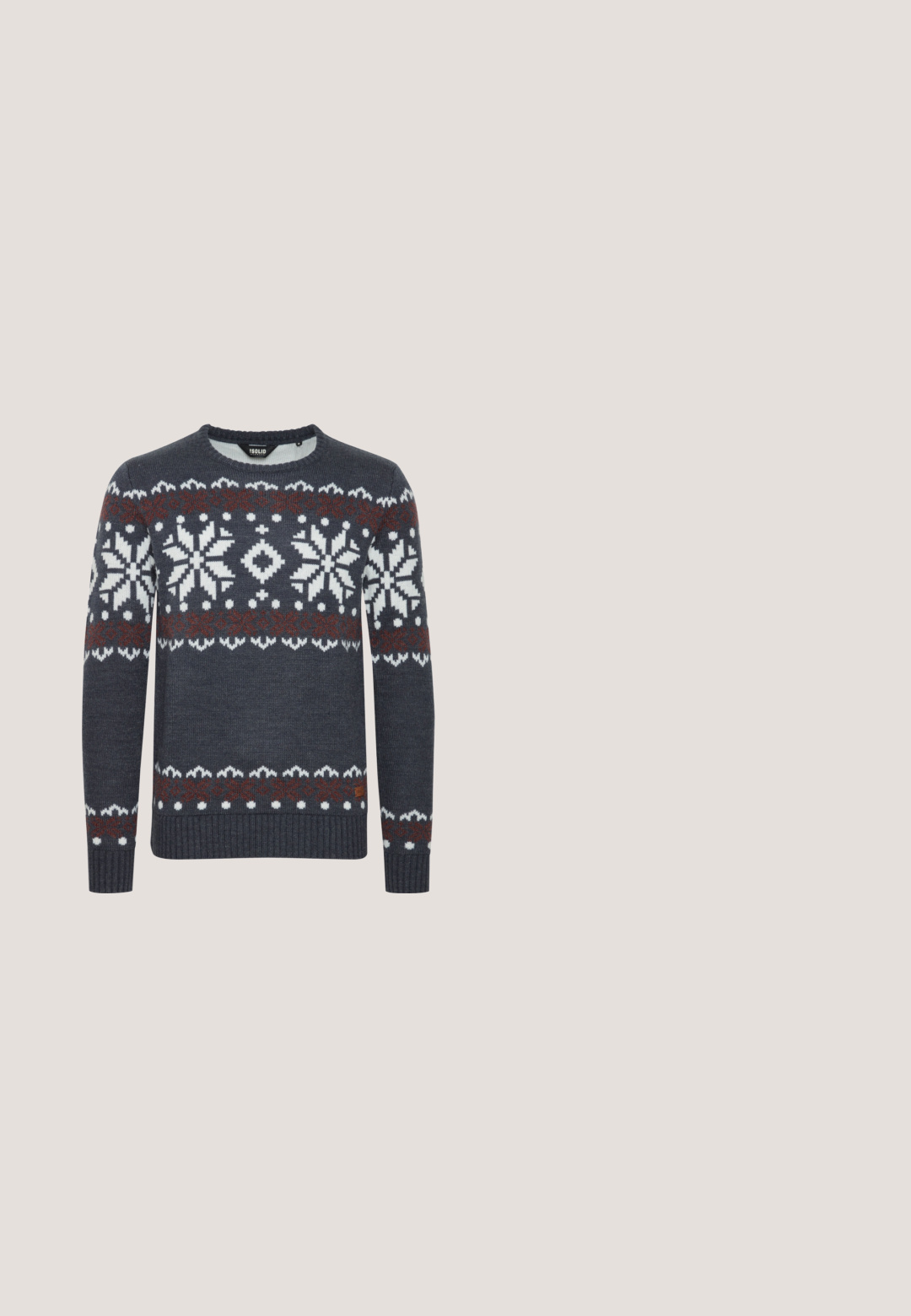Gebreide trui van donkergrijze stof met witte sneeuwvlok- en geometrische patronen, met een geribbelde zoom en manchetten, en een ronde halslijn.; Roze polo shirt met korte mouwen, ribgebreide kraag, drieknoopsluiting en contrasterende witte afwerking bij de kraag en mouwen.; Broek met hoge taille en rechte pijpen in gedempt olijfgroen met riemlussen, voorplooien en verborgen sluiting.; Zwarte leren sneakers met een textuurstofpaneel, ronde neusvorm, vetersluiting aan de voorkant en een rubberen zool met een zigzagpatroon.; Zwarte acetate bril met rechthoekige monturen, heldere glazen en metalen accenten op de pootjes met het Montblanc-logo.; Zwarte leren riem met een zilveren metalen gesp, met een gladde textuur en een logo-detail op de band nabij de gesp.