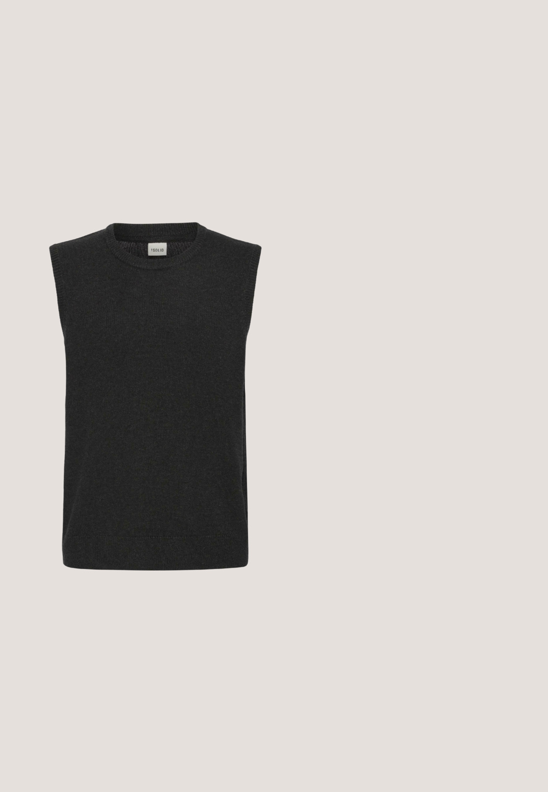 Suéter de punto sin mangas en gris oscuro, con un escote redondo y una textura suave. Diseño simple sin patrones ni acentos visibles.; Camisa negra de manga corta con un tejido texturizado, cierre de botones y cuello con muesca; presenta un ajuste relajado y un dobladillo recto.; Pantalones negros con cinturilla elástica, diseño de pierna ajustada, cierre de botón y tela de algodón suave. Sin patrones ni acentos visibles.; Zapatillas negras de cuero con parte superior texturizada, punta redonda, cierre de cordones y suela acolchada. Presentan una suela exterior de goma negra lisa.; Gafas de sol negras con un marco redondo y lentes grises. El diseño presenta un acabado suave y brillante, con patillas delgadas que tienen una sutil marca.; Neceser de cuero negro con un acabado liso y texturizado, cierre superior con cremallera y un bolsillo frontal con una cremallera más pequeña.