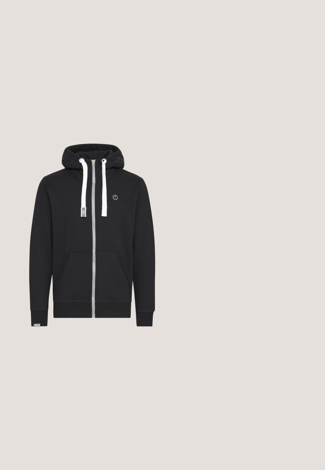 Schwarze Zip-Hoodie aus Baumwollmischung. Mit silbernem Reißverschluss, weißen Kordeln, Vorderseiten-Taschen und einem Logo-Patch auf der Brust.; Rotes Baumwoll-T-Shirt mit cremefarbenen Raglan-Ärmeln. Verfügt über einen runden Ausschnitt und kontrastierende Besätze an den Ärmeln. Logodetail an der unteren Seite.; Roter wasserdichter Skianzug mit Kapuze, ausgestattet mit schwarzen Reißverschlüssen und Akzenten, mehreren Taschen und einem strukturierten Stoff für Isolierung.; Schwarze und rote High-Top-Sportschuhe; verfügen über ein Obermaterial aus Stoff, gepolsterten Knöchel, Klettverschluss, strukturierten Sohlen und Logo-Detail.; Schwarze Sonnenbrille mit umlaufendem Rahmen, orange verspiegelten Gläsern und rotem Strukturdetail an den Innenseiten der Bügel, Timberland-Logo am Bügelansatz.; Schwarzer Nylon-Rucksack mit glatter Textur, ausgestattet mit einem dreieckigen Logo, silbernen Reißverschlüssen und einer Vordertasche mit kontrastierendem Design.