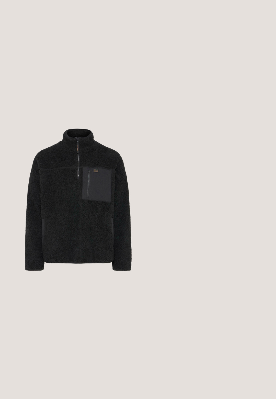 Pull en polaire noir avec un col haut, fermeture éclair quart sur le devant et une poche poitrine en matériau contrastant. Surface texturée et douce.; T-shirt en coton noir à manches courtes, avec un col rond côtelé et un petit logo blanc "forgotten faces" sur la poitrine. Comprend une étiquette orange à l'ourlet.; Jean large en denim bleu clair avec une finition délavée, design à cinq poches et ourlet brut. Il dispose d'une fermeture à bouton et zipper à l'avant.; Botte militaire noire avec tige en cuir, panneaux en tissu, fermeture à lacets avant et semelle en caoutchouc robuste pour une meilleure traction. Embout renforcé et soutien de la cheville.; Lunettes de soleil noires avec monture rectangulaire, verres teintés de bleu et finition mate. Présente des bords arrondis et des branches allongées pour un ajustement sûr.; Sac messager en tissu noir avec une surface matelassée, poche avant, bandoulière réglable, fermeture éclair et logo "Pepe Jeans London".