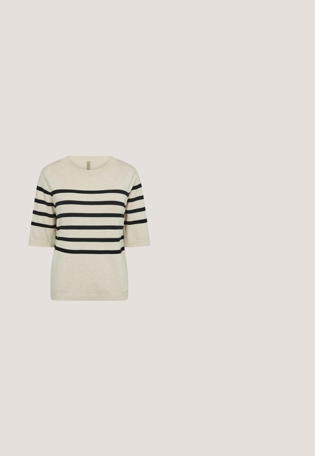 Beige kortærmet sweater med sorte vandrette striber, rund halsudskæring og ribbet kant, lavet af et blødt strikkemateriale.; Beige ærmeløs top med spids krave og lynlås foran. Lavet af struktureret materiale med en skræddersyet pasform og minimale designdetaljer.; Lys grå bukser med et bladmønster i hvid, lavet af et blødt stof, med et elastisk talje og en afslappet pasform.; Beige canvas sneakers med gentaget logomønster, rund tå, flad gummisål, øjenlåg i guldfarve og minimalistisk design.; Grå JOOP! crossbody-taske med præget blomstermønster og bogstav J-mønster, gyldent lynlås og justerbar skulderrem.; Guldring med et grønt firekløverdesign på toppen, glat bånd og subtilt indgraveret mærkenavn indeni.