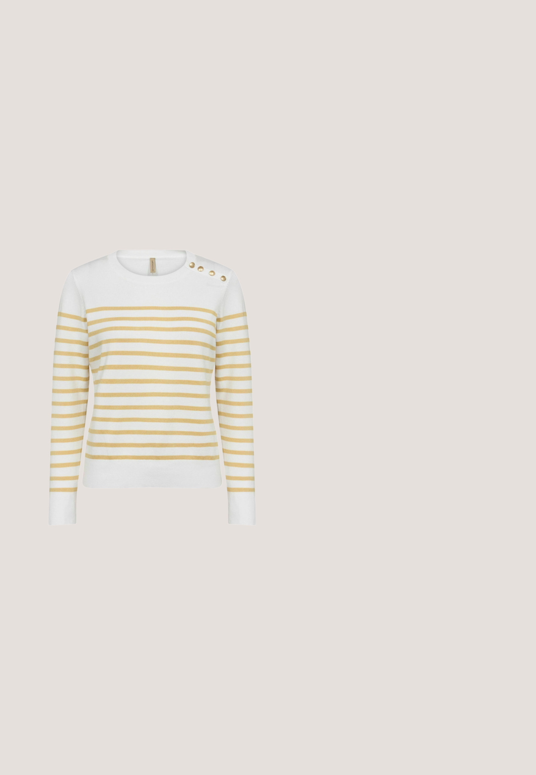 Hvid strikket sweater med gule vandrette striber, rund hals og fire dekorative knapper på venstre skulder. Blød tekstur og tætsiddende design.; Beige ærmeløs top med spids krave og lynlås foran. Lavet af struktureret materiale med en skræddersyet pasform og minimale designdetaljer.; Beige bukser med vide ben, bæltestropper, sidelommer og skjult lukning foran.; Cremefarvet vævet stofslide med brune ruskindsdetaljer, flad sål og en dekorativ frynse på forsiden.; Solbriller med mørke linser og en buet cat-eye ramme i skildpaddemønster på hvid baggrund.; Vævet stråtaske med brede hvide læderstropper og forlomme sikret med en enkelt knaplukning.