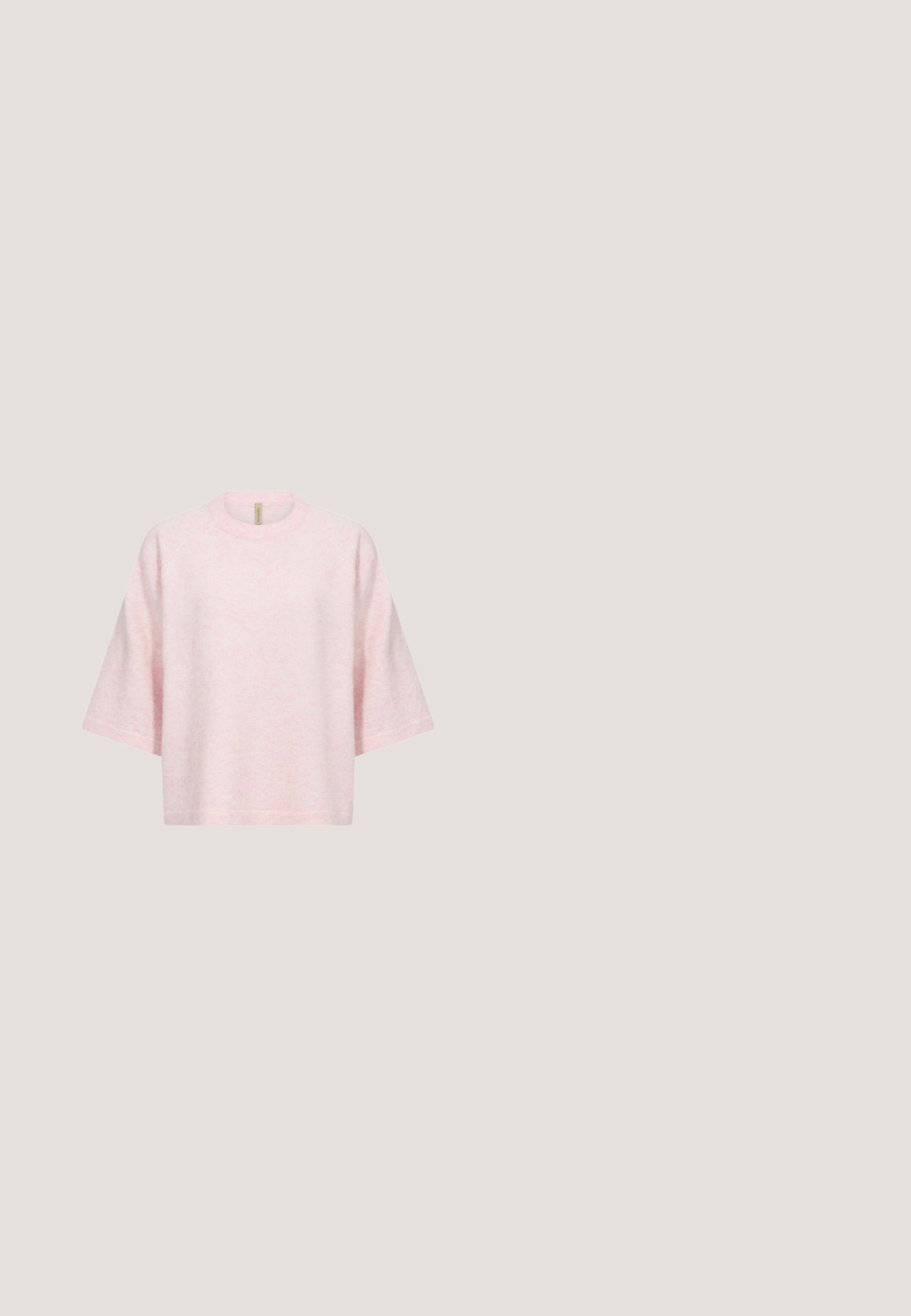Hellrosa kurzärmeliger Pullover aus Wollmischung mit Rundhalsausschnitt und lockerem, kastigem Schnitt vor weißem Hintergrund.; Rosa Kordjacke mit langen Ärmeln, zwei Brusttaschen und braunen Knöpfen. Sie verfügt über einen klassischen Kragen und einen strukturierten, gerippten Stoff.; Rosa-weiß gestreifte Shorts mit vertikalen Streifen, einem elastischen Taillenbund und einem Tunnelzug vorne.; Niedriger pinker Veloursledersneaker mit hellrosa Streifen, weißen Schnürsenkeln, brauner Gummisohle und "AVA"-Logo an der Seite nahe der Sohle.; Pinke Leder-Umhängetasche mit goldfarbenem Reißverschluss, verstellbarem Riemen und abgerundetem Boden, kleiner Quasten-Detail an der Seite.; Verstellbares pinkes Schnurarmband mit abwechselnd kleinen pinken und weißen Perlen, goldenen Akzenten und einem goldenen Schmetterlingsanhänger an einem Ende.