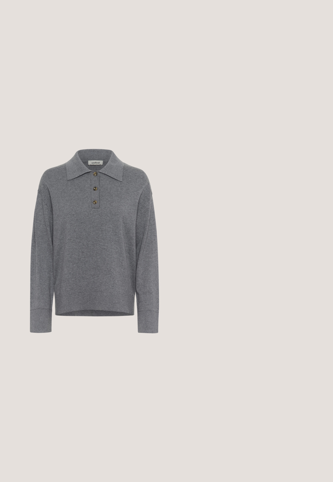 Grauer, langärmliger Strickpullover mit Kragen und drei braunen Knöpfen auf der Vorderseite, mit dem Etikett "soaked".; WE Fashion Hemdbluse - grey; Graue, maßgeschneiderte Hose aus strukturiertem Stoff. Sie verfügt über einen flachen Vorderteil, weite Beine und einen mittelhohen Bund mit Gürtelschlaufen.; Schwarze Leder-Loafer mit spitz zulaufender Vorderkappe, versehen mit einem genähten Riemen über dem Spann und einer flachen Gummisohle. Glatte Textur.; Graue Wildleder-Handtasche mit geflochtenem Griff und verstellbarem Riemen, goldener Hardware und kleinem Coccinelle-Logo vorne in der Mitte.; Silberkette mit ovalen Gliedern, einer kleinen verstellbaren Kette hinten und einem runden Anhänger mit geprägtem Design.