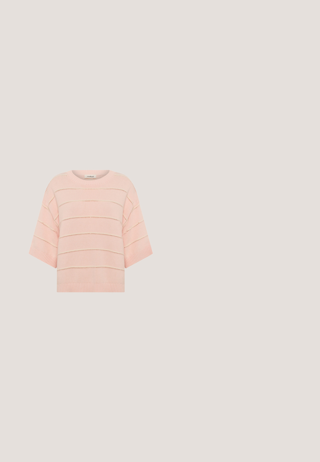 Lichtroze gebreide trui met korte mouwen, voorzien van horizontale strepen en open gebreide details, afgewerkt met een geribde halslijn en zoom.; Roze corduroy overhemdjack met lange mouwen, twee borstzakken en bruin knopen. Heeft een klassieke kraag en een gestructureerde ribstof.; Roze sweatpants met een losse pasvorm, elastische tailleband en zijzakken, met een klein "JJXX Studio"-tekstje op de linker dij.; Roze suède sneaker met witte accenten, bloemenborduursel en een dikke zool van gumrubber. Voorzien van een ronde neus en platte veters.; Pieces PCAMANDA BUMBAG - Schoudertas - ash rose; Goudkleurige oorringen met een kleurrijk ontwerp van rode, roze en koraalgekleurde kralen, afgewisseld met metalen gouden afstandhouders.