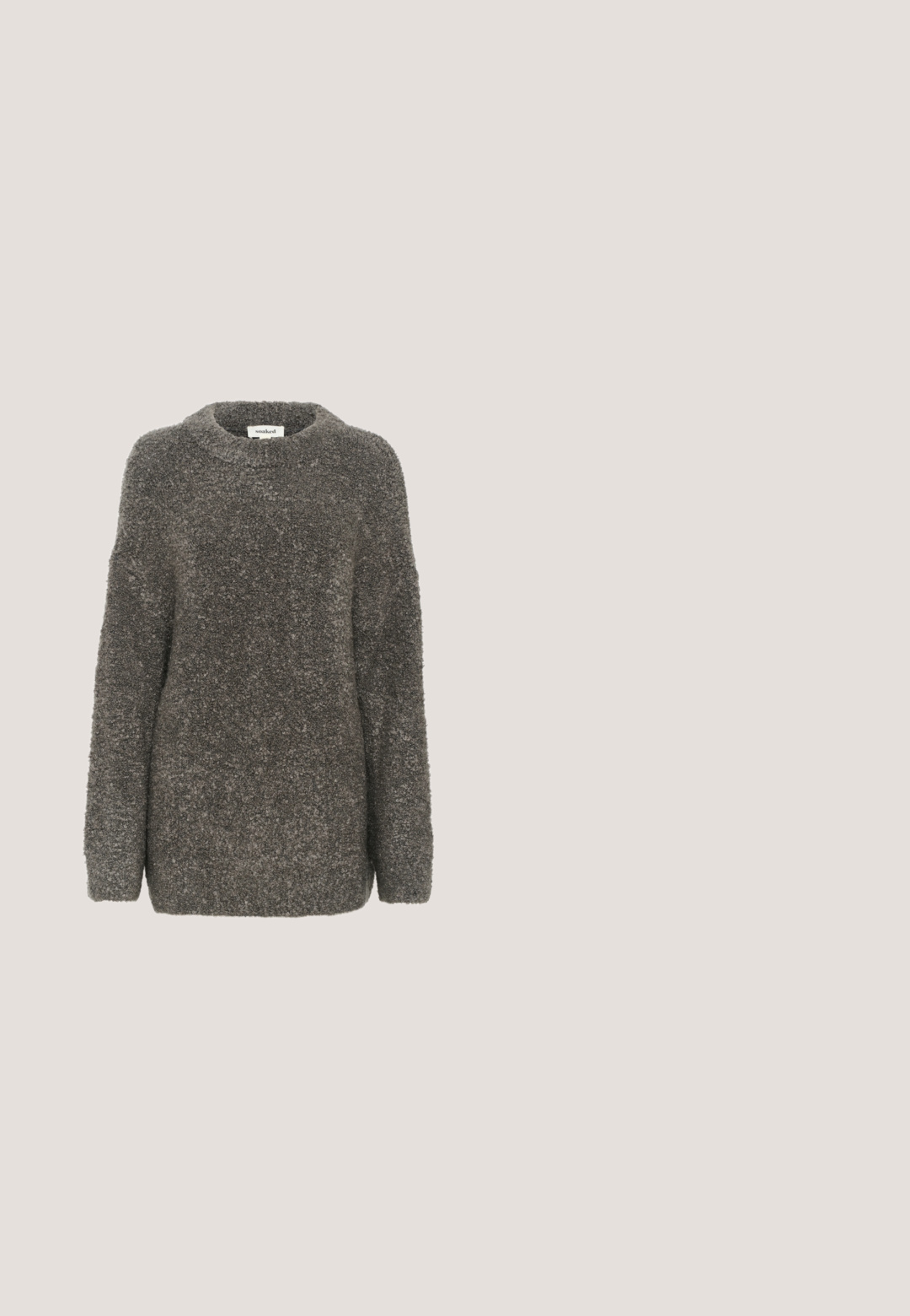 Suéter gris con textura, de cuello redondo, mangas largas y un corte holgado. Fabricado en un material suave y esponjoso, con un diseño simple.; Camiseta sin mangas acanalada en marrón oscuro con cuello redondo, presentada extendida sobre un fondo gris claro.; Pantalones de pierna ancha en un rico color marrón, hechos de una tela suave. Presentan una cinturilla elástica con cordón y bolsillos laterales.; Medias marrones acanaladas hasta la rodilla combinadas con unos zapatos planos Mary Jane de ante marrón, que cuentan con una correa decorativa y hebilla, llevados con un abrigo oscuro.; Bolso hobo de ante marrón oscuro con una sola correa para el hombro y dos cordones decorativos en la parte delantera.; Collar de cadena plateada con delicados detalles de hojas, con un charm en forma de lágrima y cierre ajustable. Textura suave, diseño minimalista.