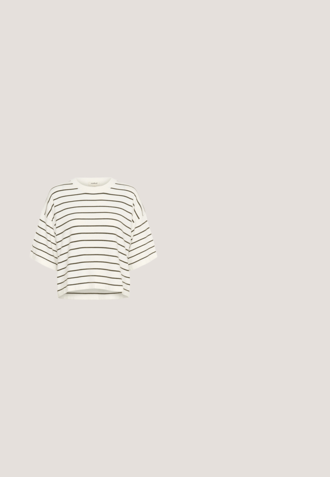 Hvid cropped T-shirt lavet af blødt stof, med vandrette olivengrønne striber og en rund hals med brede korte ærmer.; Langærmet, olivengrøn skjorte med knapper og tekstureret stof samt spids krave, der har seks knapper foran.; Sorte bukser med brede ben, elastisk talje og snøre, lavet af letvævet stof, vist mod en hvid baggrund.; Hvid og beige lavtop sneaker med snørelukning og ventileret sål, designet til afslappet eller atletisk brug.; Sort læder crossbody-taske med tekstureret overflade, justerbar rem, sølvfarvet spænde og logodetaljer nederst.; Gyldent omsluttende ring med en glat, poleret finish. Har to buede bånd, der mødes og skaber et elegant, moderne design.