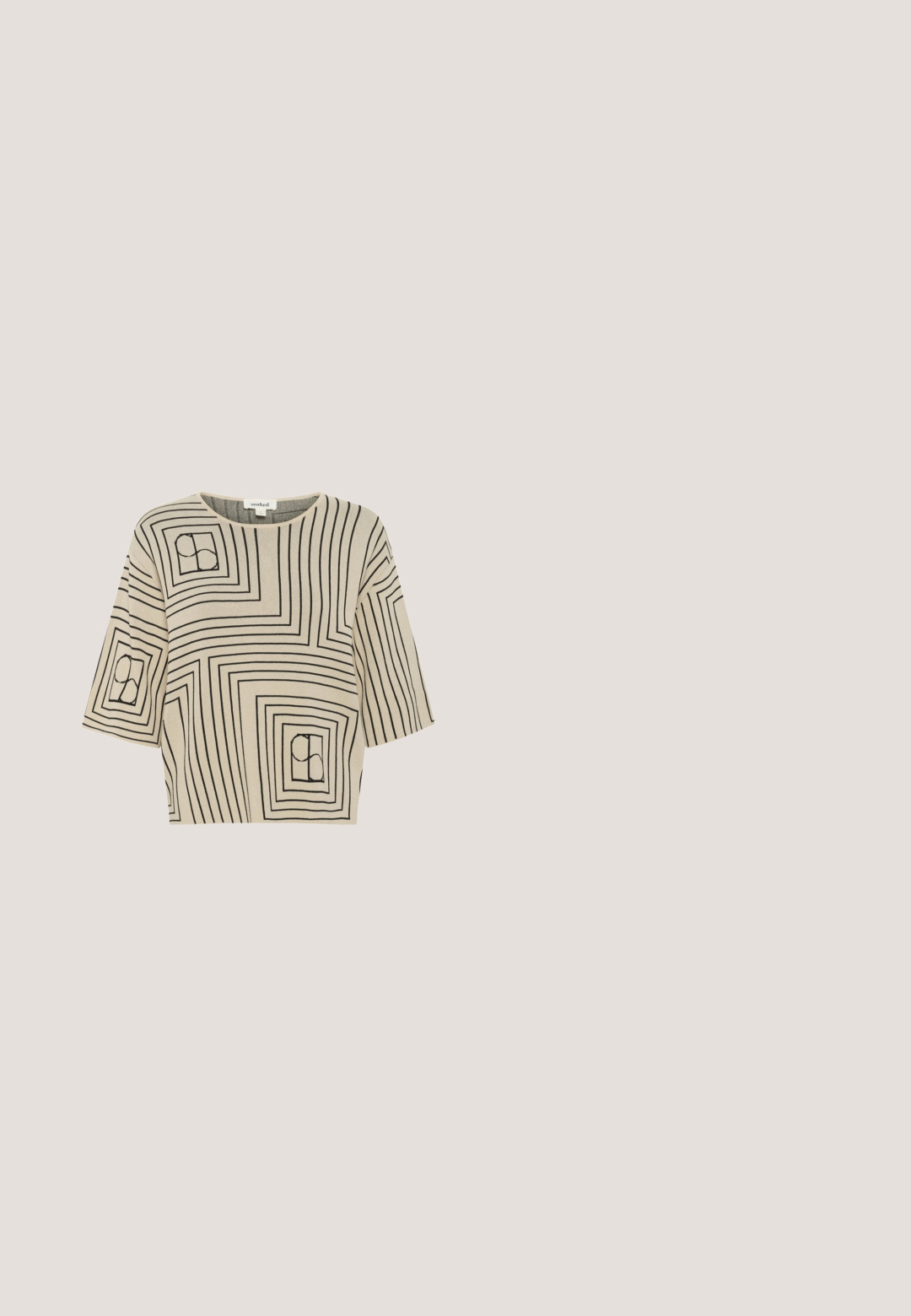 Beige Kurzarmoberteil mit schwarzen liniaren Mustern und quadratischen Akzenten. Der Stoff hat eine weiche Textur und eine lockere Passform.; Schwarze, durchlöcherte Kunstlederjacke mit hohem Kragen, kurzen Ärmeln und einem Reißverschluss vorne. Bietet einen lockeren, übergroßen Schnitt.; Schwarze Leinenshorts mit hoher Taille, ausgestattet mit einem Stoffgürtel und seitlichen Taschen, glatte Textur und einer lockeren Passform.; Schwarzer, spitzer Slingback-Flatschuh mit zwei silbernen Schnallenriemen und Metallösen.; Schwarze Leder-Umhängetasche mit geschwungener Form, einem Reißverschluss oben und einem einzelnen Träger, mit glatter Textur und minimalen Metallakzenten.; Silbernes Schlangenkettchen-Armband mit einem kleinen kugelförmigen Anhänger und einem Karabinerverschluss auf weißem Hintergrund.