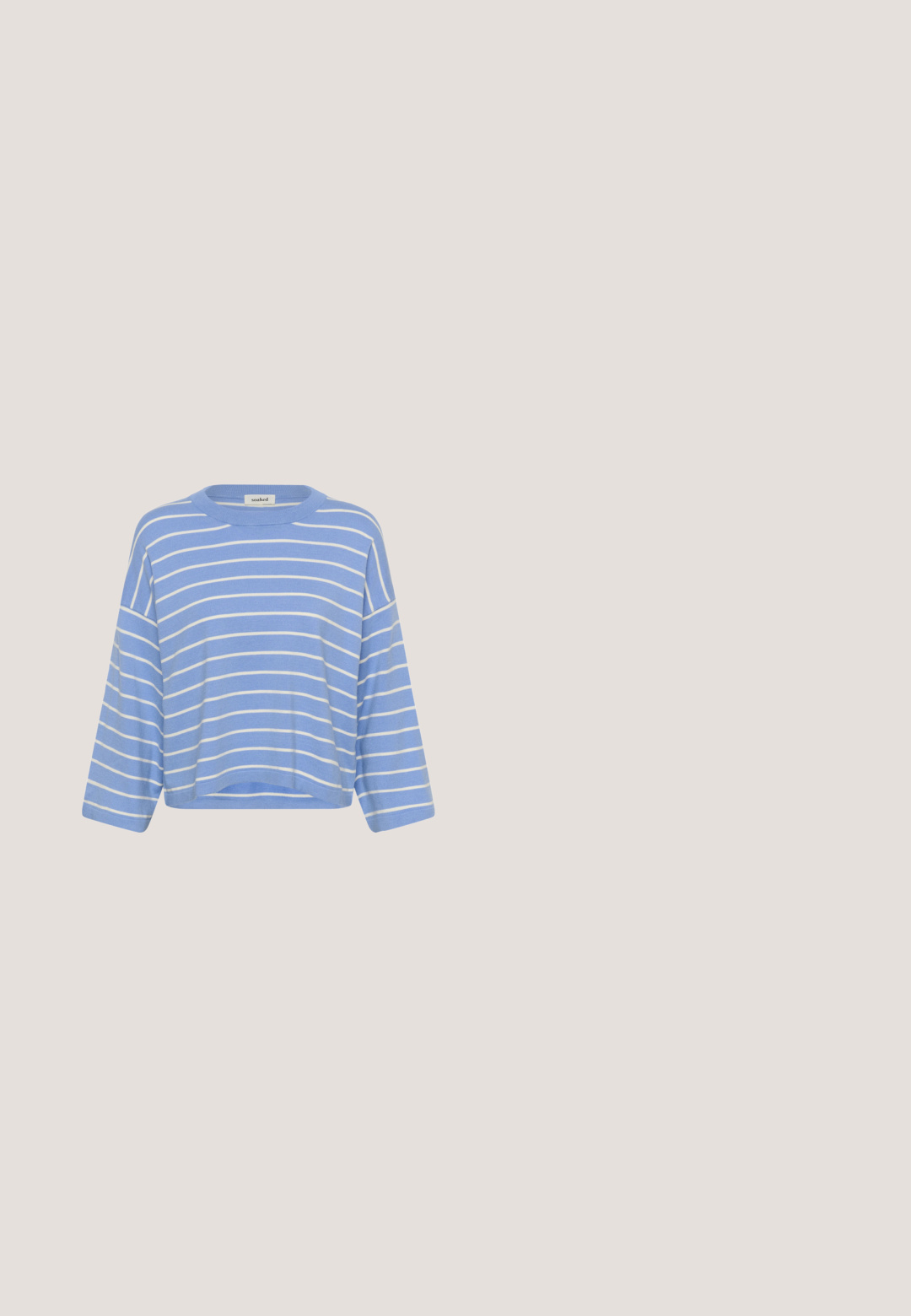 Pull cropped bleu avec des rayures horizontales blanches, col rond et épaules tombantes. Texture douce, tissu léger.; Veste en denim gris clair avec un col, fermeture éclair à l'avant, deux poches poitrine et manches retroussables. Texture usée évidente.; Pantalon large en jean bleu clair avec taille élastique et cordon ajustable à l'avant.; Baskets en toile bleu clair avec une coque en caoutchouc crème et une semelle extérieure, dotées de lacets blancs et d'une languette au talon.; Sac de courses réutilisable bleu clair avec de larges poignées, tissu légèrement froissé, debout sur un fond blanc uni.; Une paire de boucles d'oreilles en croissant argenté poli avec des supports en plastique transparent sur une surface blanche.