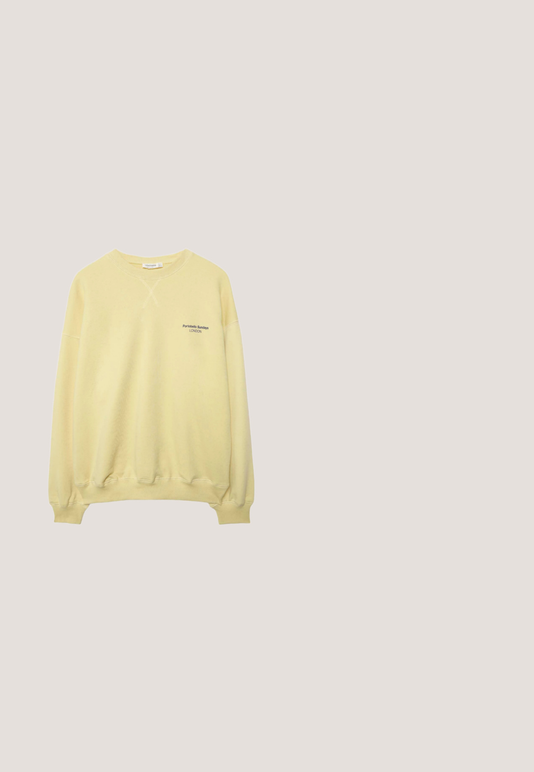 Hellgelbes Sweatshirt mit Rundhalsausschnitt, Rippbündchen an Ärmeln und Saum, mit kleinem schwarzem Text "Portobello Sundays LONDON" auf der linken Brust.; Schwarzes Tanktop mit dünnen Trägern, aus weichem, dehnbarem Material. Hat ein einfaches, enganliegendes Design und einen runden Ausschnitt.; Braune Hose mit geradem Bein, vorne mit Knopf- und Reißverschluss, Vordertaschen und Gürtelschlaufen, auf weißem Hintergrund dargestellt.; Beige Veloursleder-Loafer ohne Fersenteil mit flacher Sohle und dekorativem Riemen über dem Spann.; Brauner dreieckiger Schal aus weichem, strukturiertem Stoff mit glatter Oberfläche. Verfügt über klare Linien und einen gefalteten Rand.; Dunkelbraune Wildleder-Handtasche mit strukturierter Silhouette, zwei Griffen und Reißverschluss. Glatte Textur mit dezenten Steppnähten.