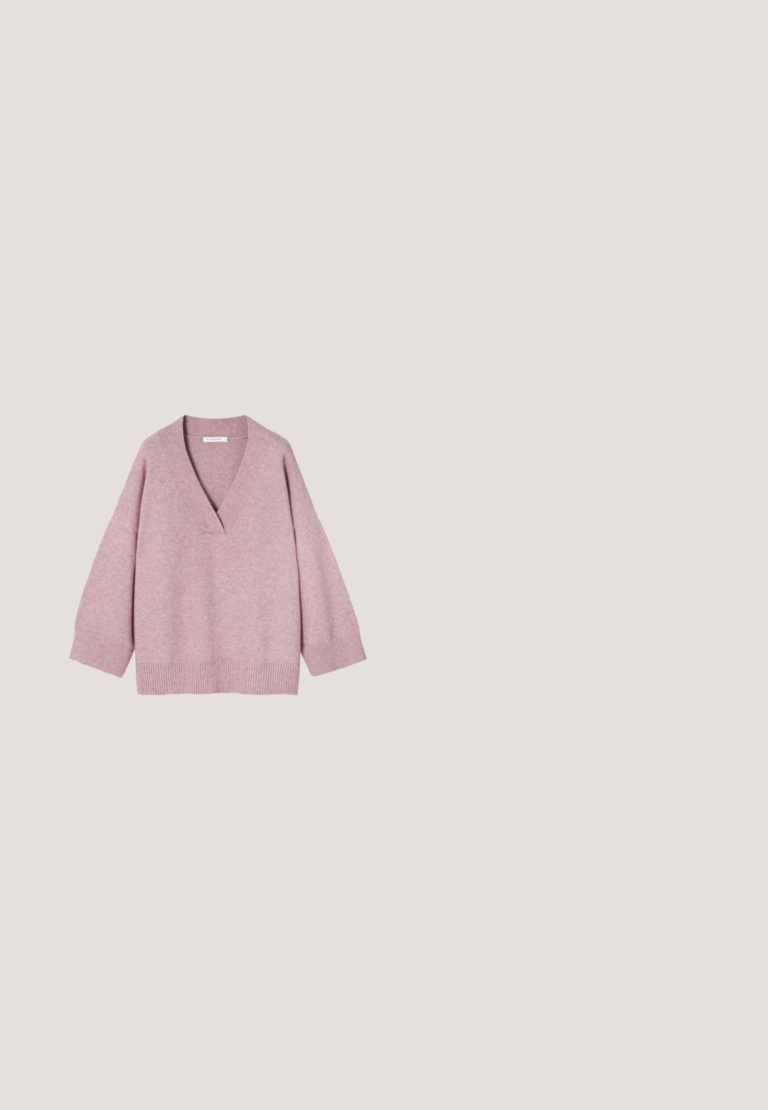 Lyserød strikket sweater med dyb v-udskæring, brede ærmer og ribbet kant. Blød tekstur og afslappet pasform.; Sort ribbet top med smalle stropper, med en rund halsudskæring og lige kant. Etiketten læser "IVY OAK."; Beige knælang nederdel med elastisk talje og snøre foran, lavet af glat letvægtsstof.; Ankelstøvler i pink og sort slangeskindsprintlæder med en struktureret finish, der har en unik buet sort gummisål.; Korallfarvet læderhåndtaske formet som en halvmåne med tynde justerbare stropper, der har metalaccenter i guldfarve og lille logo på forsiden.; Par små øreringe i guldfarvet metal formet som firekløvere med et centralt indviklet udskåret design.