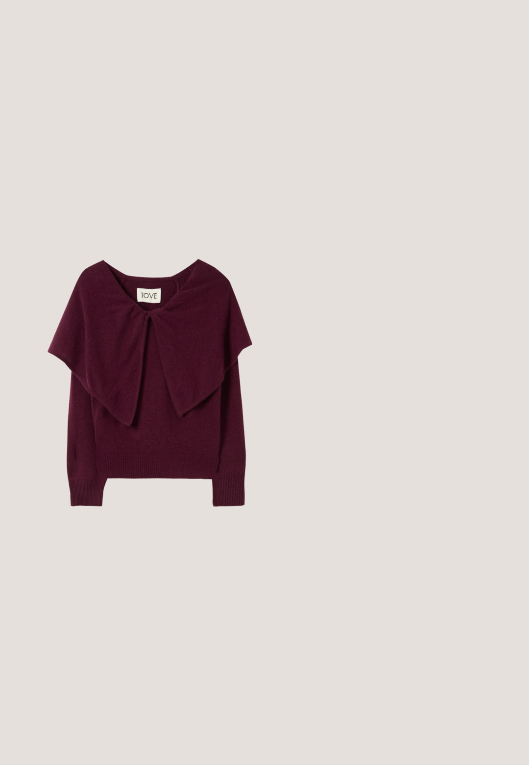 Bordeaux sweater med en draperet, bred krave, ribbede manchetter og kant. Har en sløjfedetalje ved halsen. Lavet af et blødt, tekstureret materiale.; Hvid bomulds T-shirt med korte ærmer, rund halsudskæring og en afslappet pasform. Etiketten er synlig ved kraven, glat tekstur. Enkel design, ingen mønstre.; Blå denim jeans med høj talje, bred ben silhuet, klassisk fem-lomme design og subtilt falmende effekt i hele stoffet.; Brun ruskindssneaker med hvide accenter, rundet tå, snørelukning foran og ribbet beige sål. Har en fremtrædende logo på siden.; Hvid lædertaske med to håndtag, en aftagelig skulderrem og en lille guldfarvet logoplade på forsiden.; Sølv hoops øreringe med en struktureret, klumpet design. Fremstillet af metal, med en sikker stiftlås og en poleret overflade.