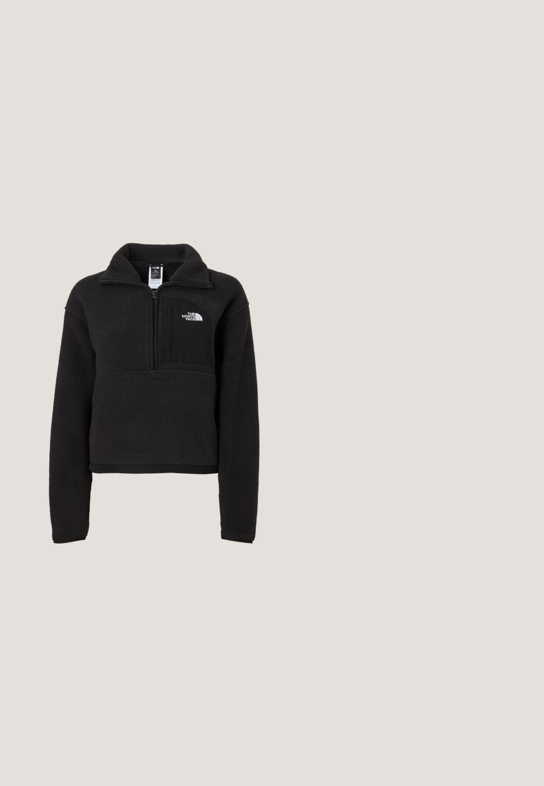 Zwarte fleece pullover met een kwart rits, hoge kraag en een borstzak met een wit logo. Zachte textuur en cropped ontwerp.; Zwarte katoenen T-shirt met een relaxte pasvorm, korte mouwen, ronde hals en een gladde textuur. Geen patronen of accenten.; Zwarte geïsoleerde cargobroek met een gladde textuur, voorzien van meerdere zakken, een rits onderaan en een knoopsluiting bij de taille.; Beige sneakers met witte accenten, gemaakt van suède en mesh, met een ronde neus, platte zool en een opvallend zigzagontwerp op de zijkanten.; Grote olijfgroene totebag met bruine leren handvatten, hoeken en biezen, voorzien van een afneembare schouderband met merklogo en goudkleurige accenten.; Gouden metalen armband met cuff-vorm, voorzien van twee bolvormige accenten aan beide uiteinden, een gladde textuur, een minimalistisch ontwerp en een open vorm.