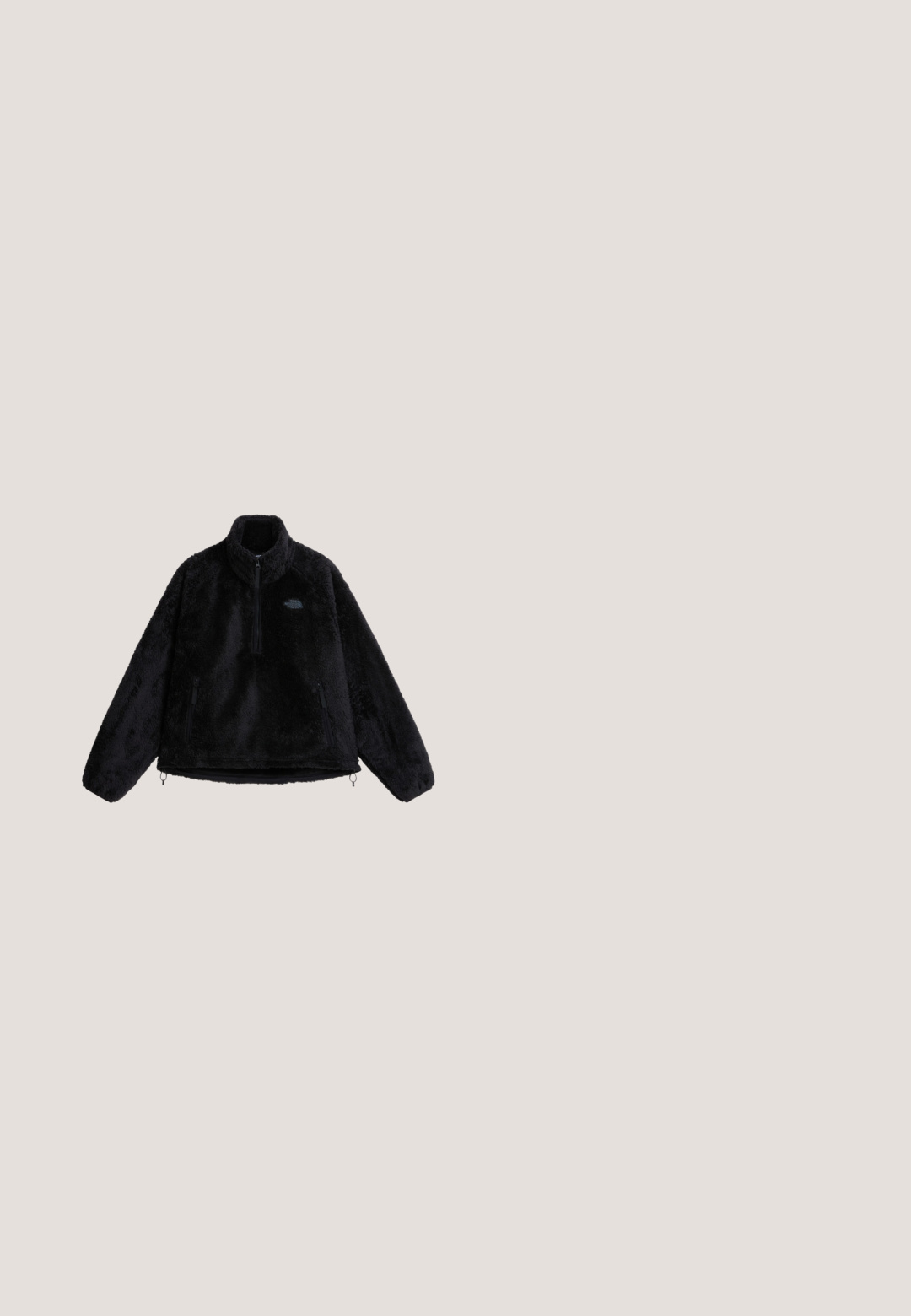 Sort, blød fleece-trøje med halv lynlås foran og lynlåslommer i siden, med høj krave og elastiske manchetter.; Sort langærmet rundhals T-shirt med The North Face hvidt logo på venstre bryst mod en hvid baggrund.; Sorte vidde sweatpants med elastisk talje og snor, med en lille hvid logo på det øverste venstre lår.; Sorte mellemhøje vandrestøvler med tekstureret overflade, justerbare snørebånd og hvid gummisål. Har branding på siden.; Sorte rektangulære solbriller med tykke stel og mørke tonede linser, hvilende på en hvid overflade.; Sort polstret rektangulær håndtaske med afrundede håndtag, en aftagelig skulderrem og en frontlomme med mærkat, hvor der står "G-STAR ORIGINALS RAW."