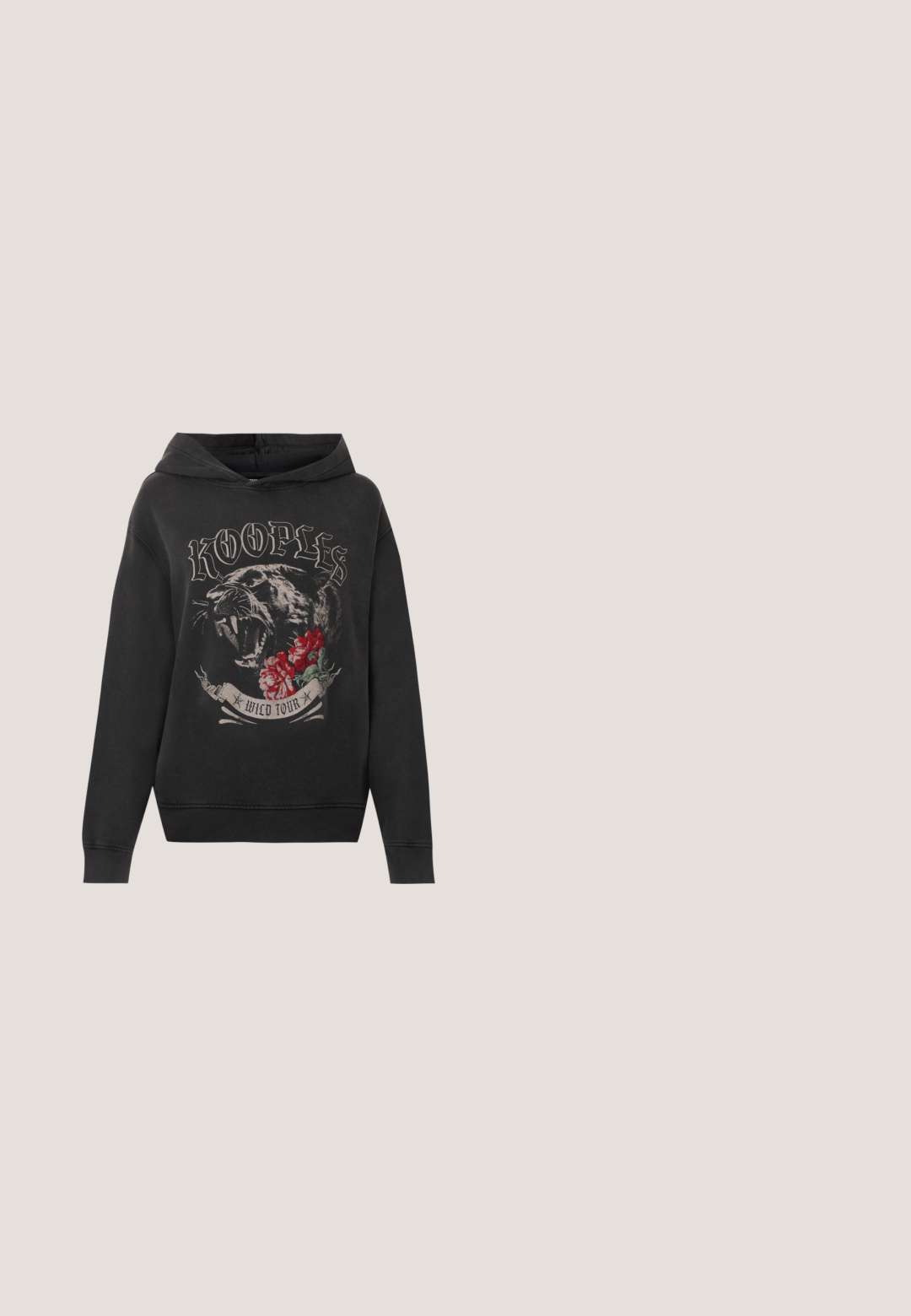 Sweatshirt à capuche noire avec un graphisme de panthère rugissante, des roses rouges, et le texte "KOOPLES WILD TOUR" sur le devant.; Débardeur noir sans manches en côte, avec un petit chien courant brodé en rouge et blanc, centré sous l'encolure ronde.; Shorts à taille élastique noire avec cordon de serrage, devant plat et poches latérales, présentés sur un fond clair uni.; Baskets avec motif léopard, zone de lacets noirs, languette de talon noire et semelle en caoutchouc brun clair, présentées en profil latéral.; Sac à main en cuir marron avec une forme structurée, doté d'une fermeture éclair, de motifs en losanges noirs et de deux anses. Comprend une petite étiquette amovible.; Boucles d'oreilles créoles en argent avec le mot « Parfait » épelé en strass à l'intérieur de chaque créole sur un fond blanc.