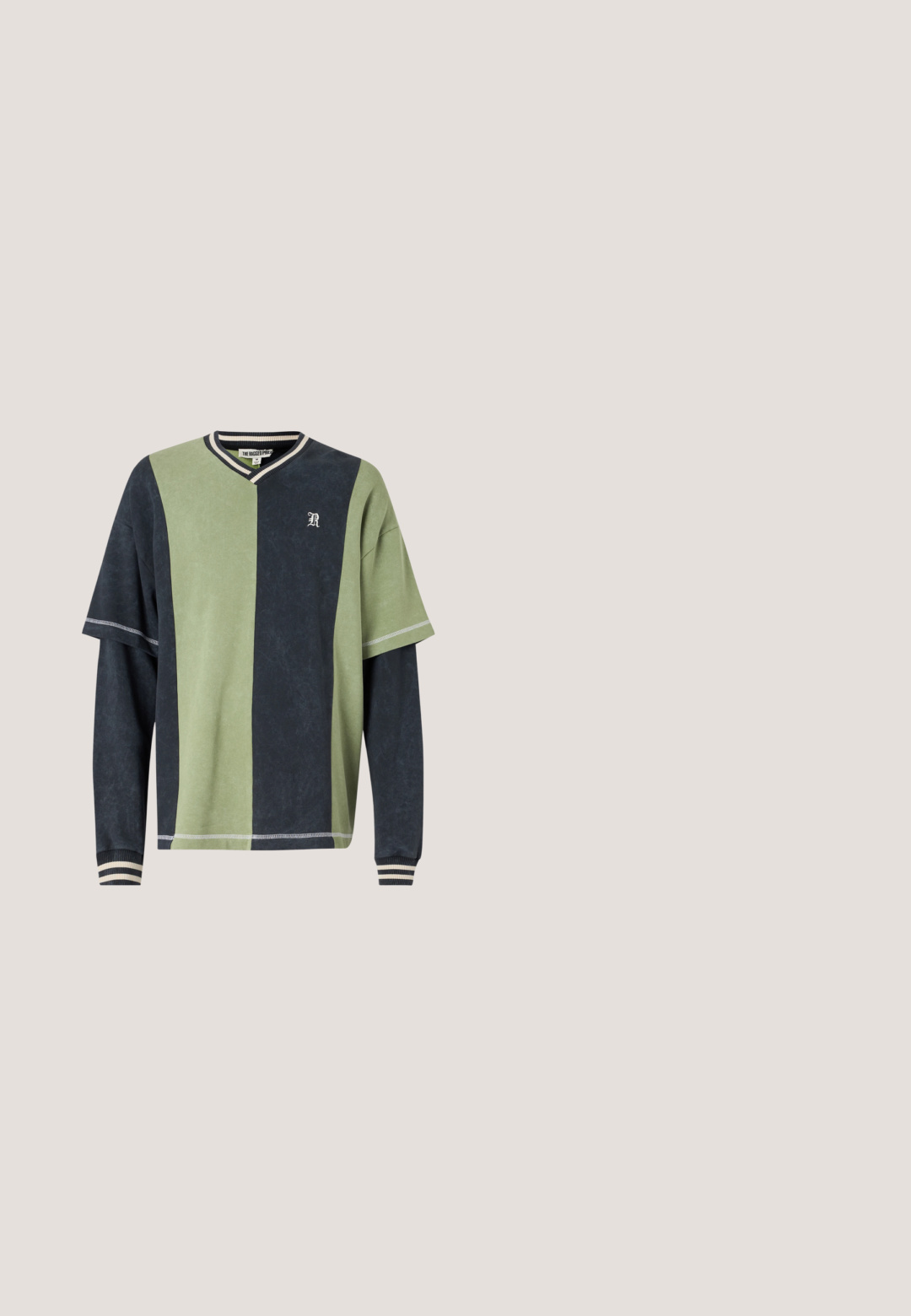 The Ragged Priest JOCK - Mikina - green/black; Zelené športové tričko s krátkym rukávom s bielym golierom a bočnými panelmi, so žltým logom textu „huf®“ na prednej strane.; Džínsy v tmavom prania s voľným strihom, s dvoma roztrhnutými kolenami, štandardným zapínaním na gombík a dizajnom s piatimi vreckami.; Biele tenisky s hladkou koženou textúrou, čiernymi detailmi na päte a perforovanými prvkami. Skombinované so svetlomodrými širokými džínsami.; Olivovozelená taška cez rameno vyrobená z textúrovaného materiálu, so žnými zipsovými priehradkami a bielym potlačeným logom na prednej strane. Nastaviteľný popruh.; Strieborný náhrdelník s dvomi prameňmi: jeden z prepojeného kovu a druhý z bielych perál, ktorý predvádza štruktúrovaný, vrstvený dizajn.
