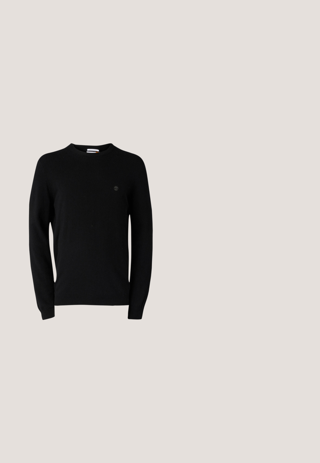 Zwarte ronde hals trui van zacht materiaal, met lange mouwen en een subtiel logo op de borst. Eenvoudig design, zonder patronen of accenten.; Rode en marineblauwe geruite flanellen overhemd met lange mouwen, een knoopsluiting kraag, en een borstzak. Voorzien van zwarte knopen en een afgeronde zoom.; Zwarte denim jeans met een rechte pasvorm, een licht verwassen textuur, vijf zakken en zilveren hardware details. Label op de tailleband.; Zwarte leren enkellaarsjes met een gladde afwerking, voorzien van een ronde neus, zes veterogen en een klein trekkoordje aan de achterkant.; Zwarte rechthoekige zonnebril met dikke monturen en donker getinte glazen op een witte achtergrond.; Zwarte leren crossbodytas met klepsluiting, verstelbare riem en geperst logo. Gladde textuur en minimalistische designelementen.