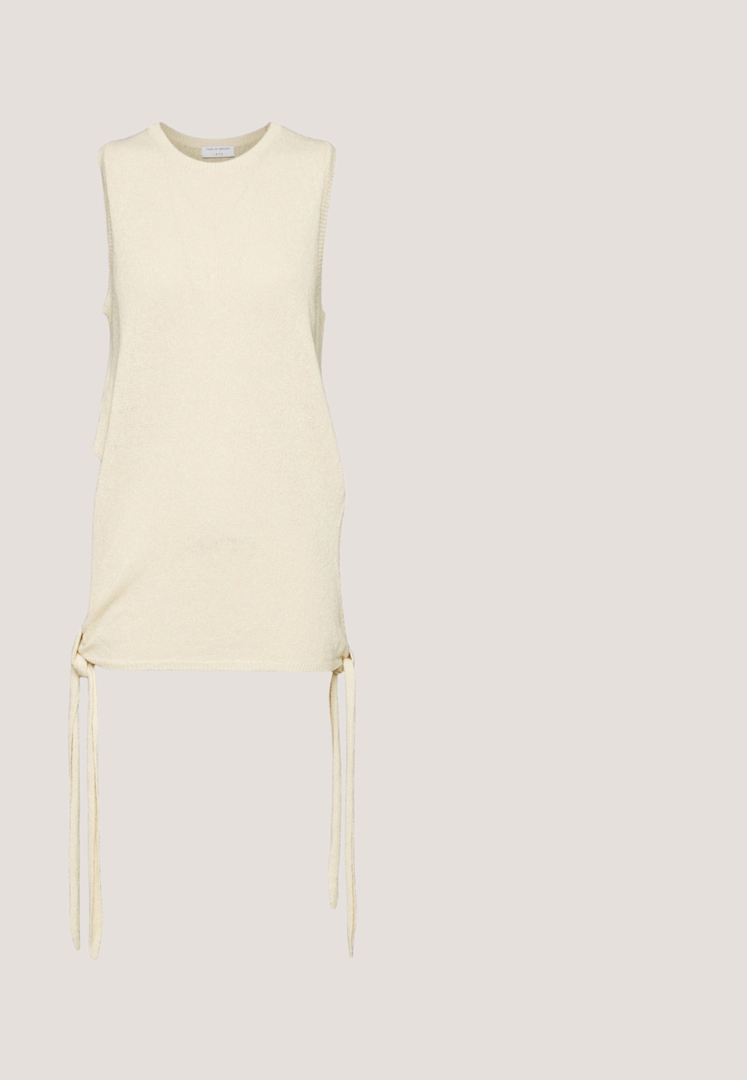 Haut sans manches en crème fabriqué à partir d'un tissu texturé, avec des liens sur le côté pour un ajustement réglable et un col rond. Design léger et décontracté.; Résumé PANT - Pantalon classique - sand; Botte chelsea noire en cuir avec un accent crème en haut, bout pointu et un talon haut avec des accents argentés. Texture lisse sans motifs visibles.; CHLOÉ CARLINA OVERSIZED RECTANGULAR METAL SUNGLASSES - Lunettes de soleil - gold-coloured/grey; Weekend Max Mara PRATI - Pochette - cuoio; Boucles d'oreilles en forme de cerceau de couleur dorée avec une forme courbée et irrégulière et une texture lisse et polie. Aucun matériel ou accent visible.